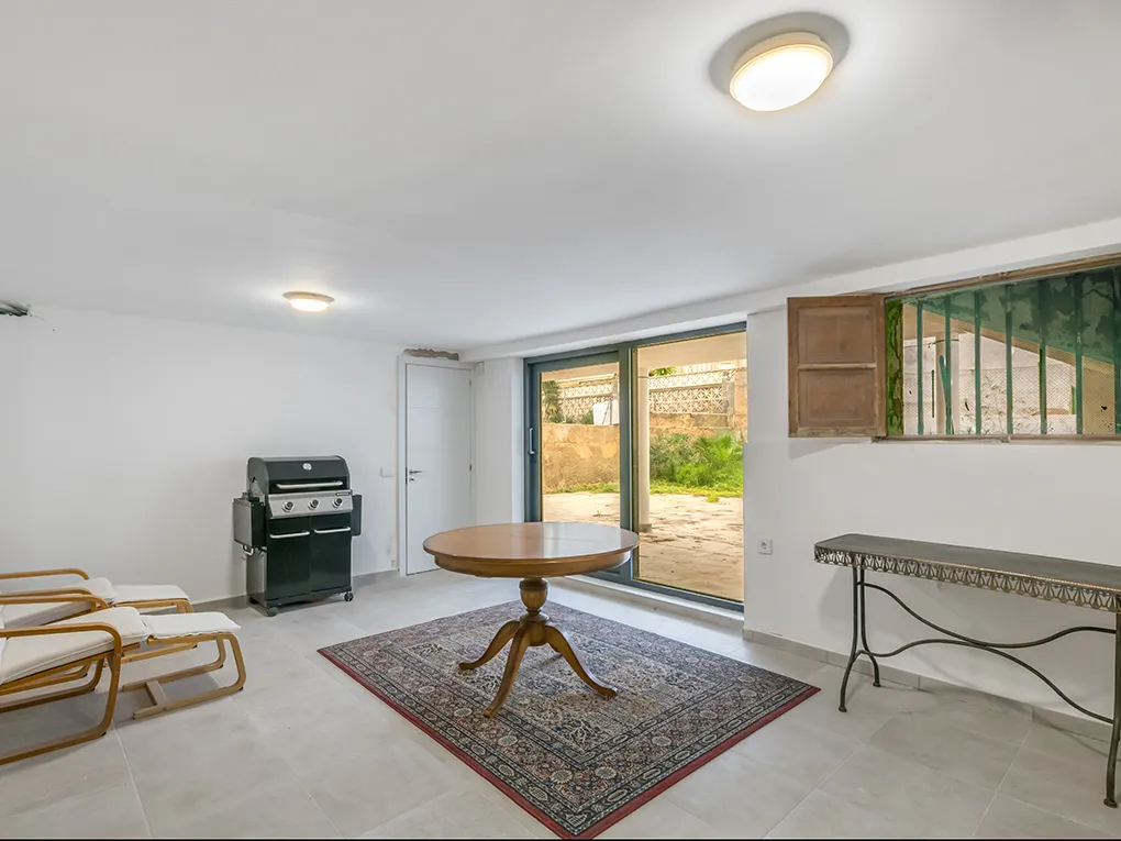 Stylishly renovated Villa in prime location – just steps from the sea-10