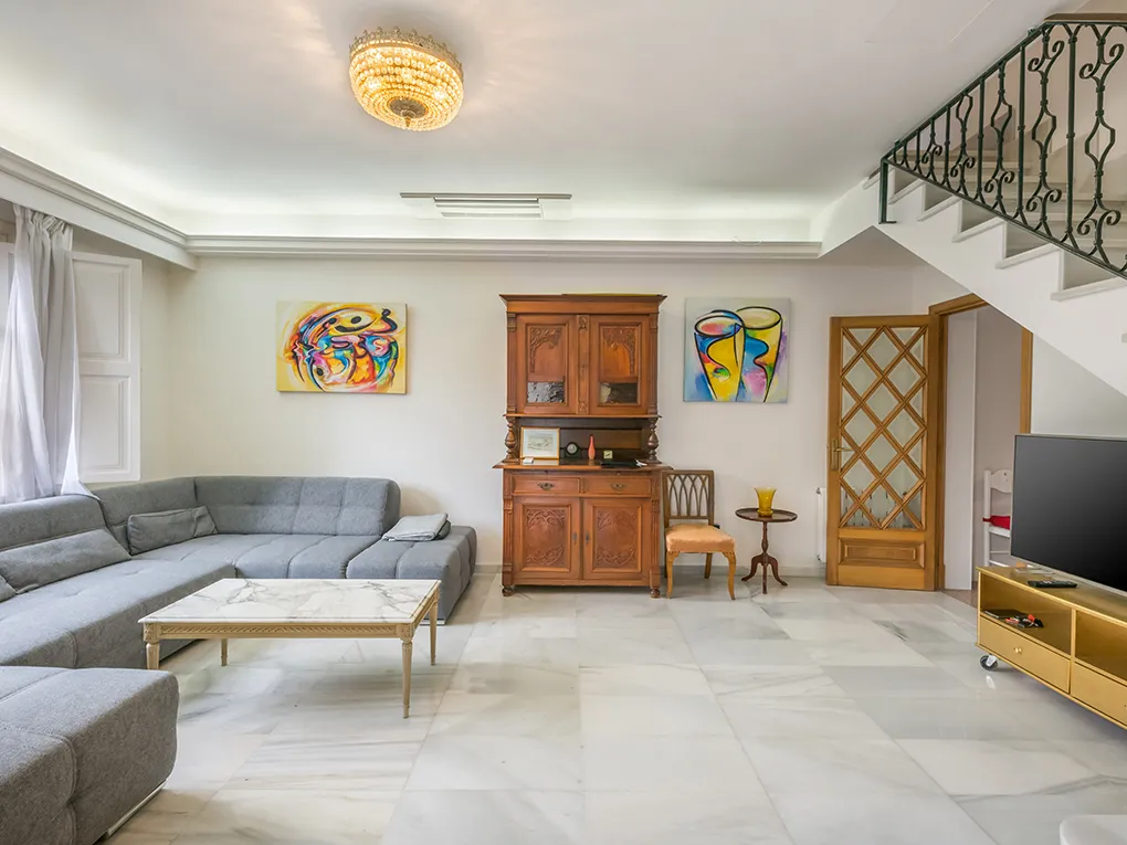 Stylishly renovated Villa in prime location – just steps from the sea-2