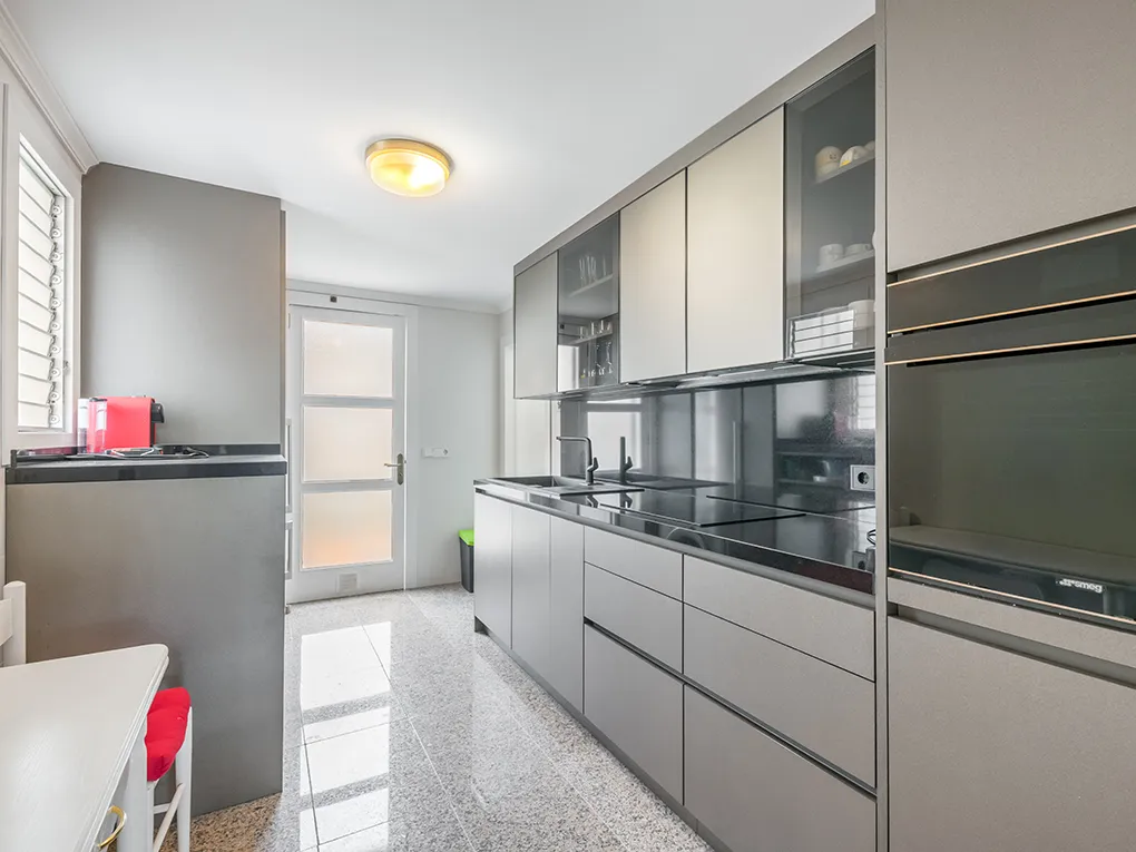 Stylishly renovated Villa in prime location – just steps from the sea-6