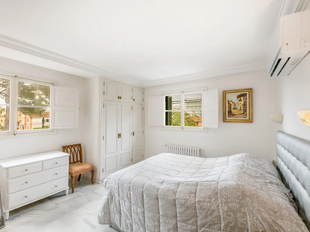 Stylishly renovated Villa in prime location – just steps from the sea-7