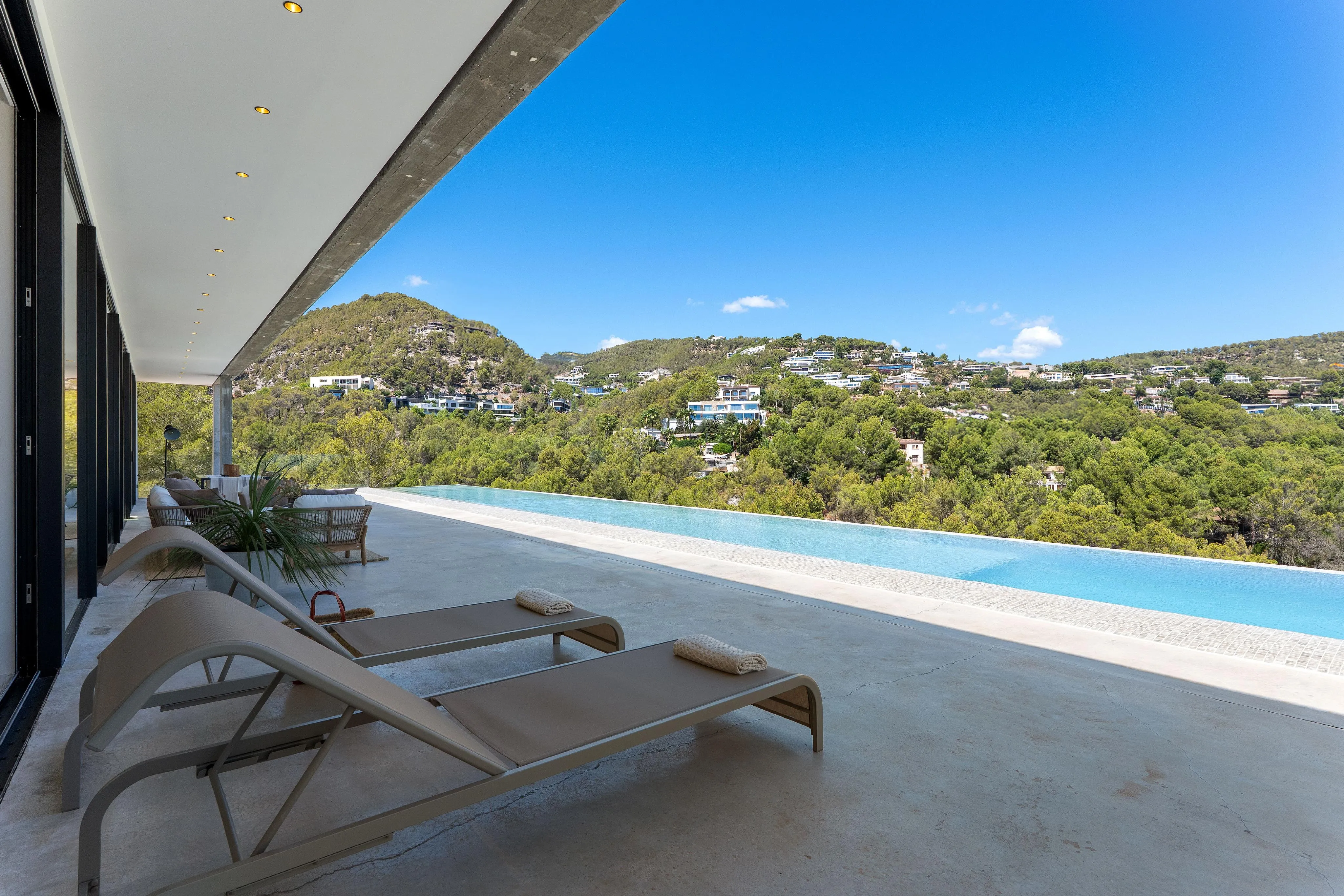 Elegante Villa de Hormigón Arquitectónico en Son Vida-37