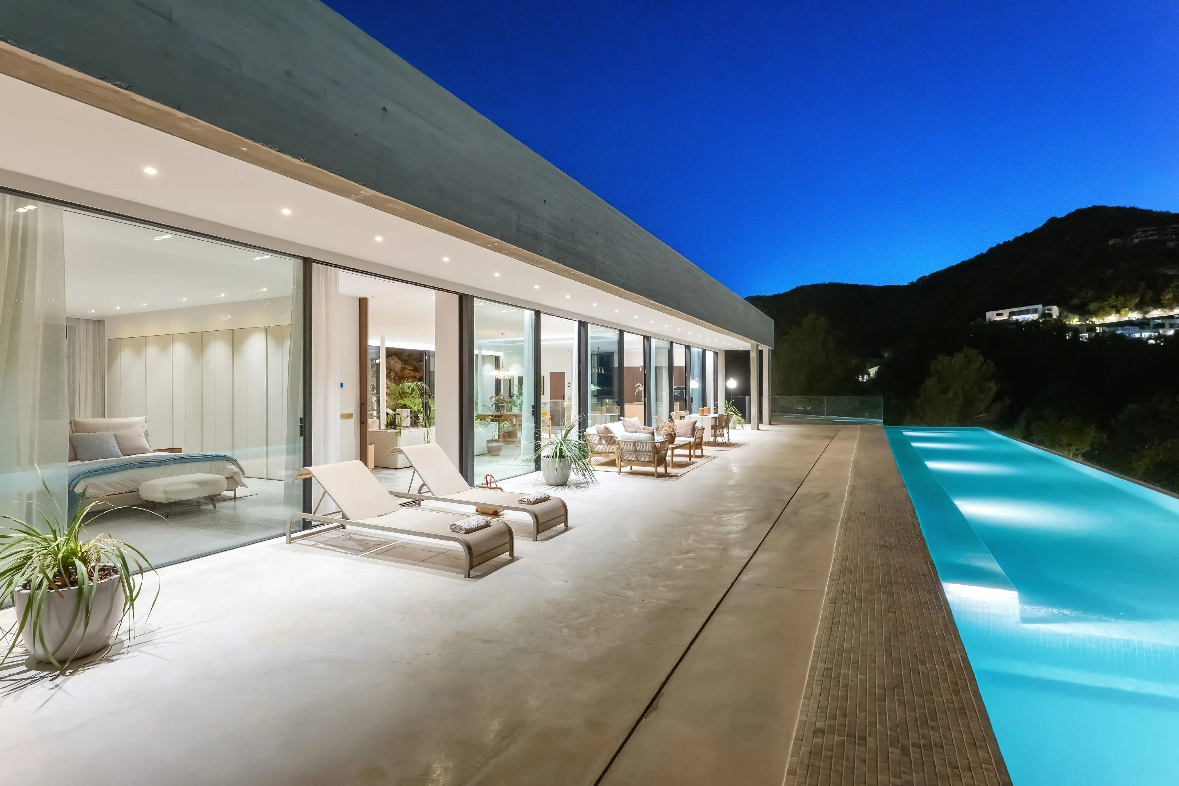 Elegante Villa de Hormigón Arquitectónico en Son Vida-40