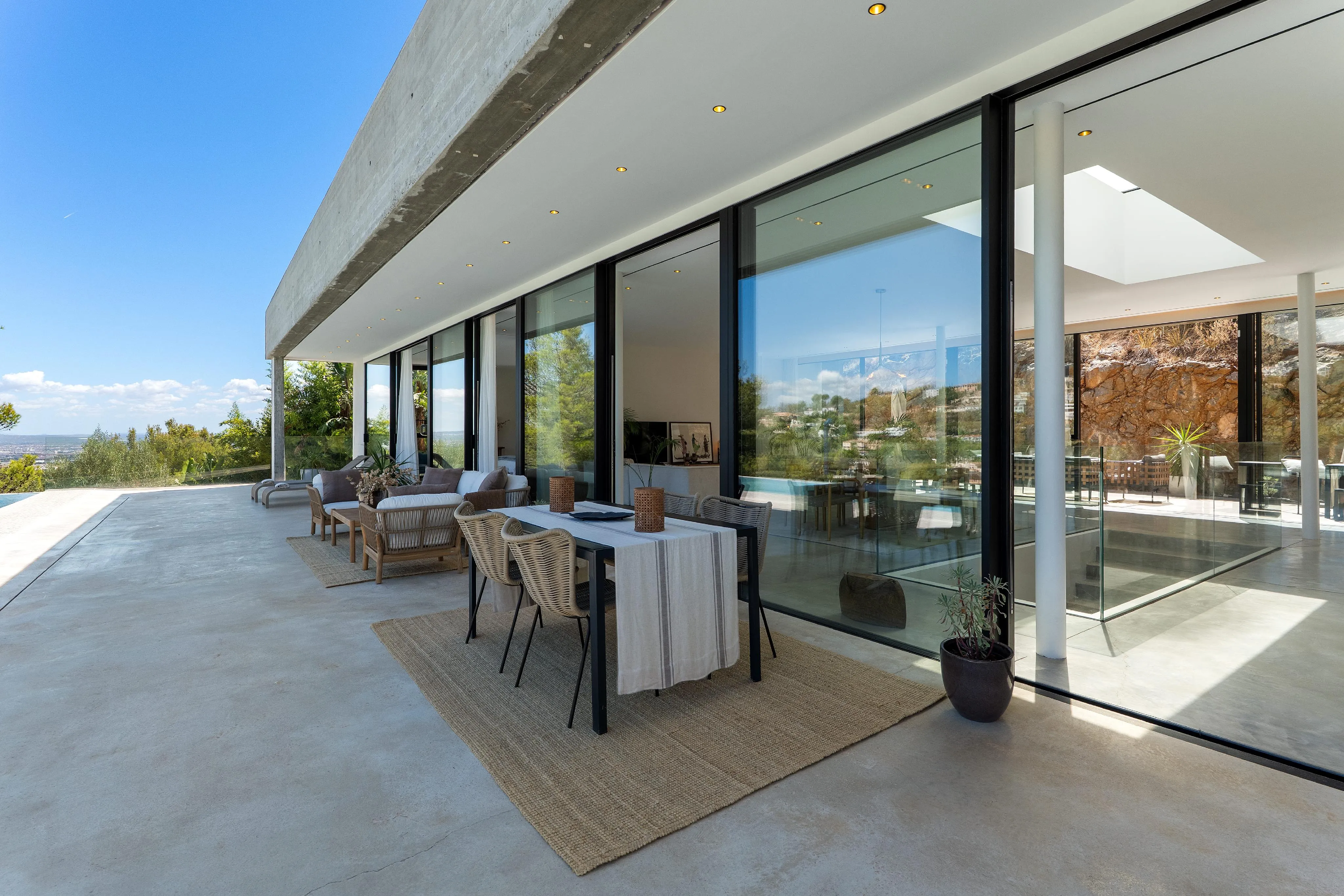 Elegante villa van architectonisch beton in Son Vida-34