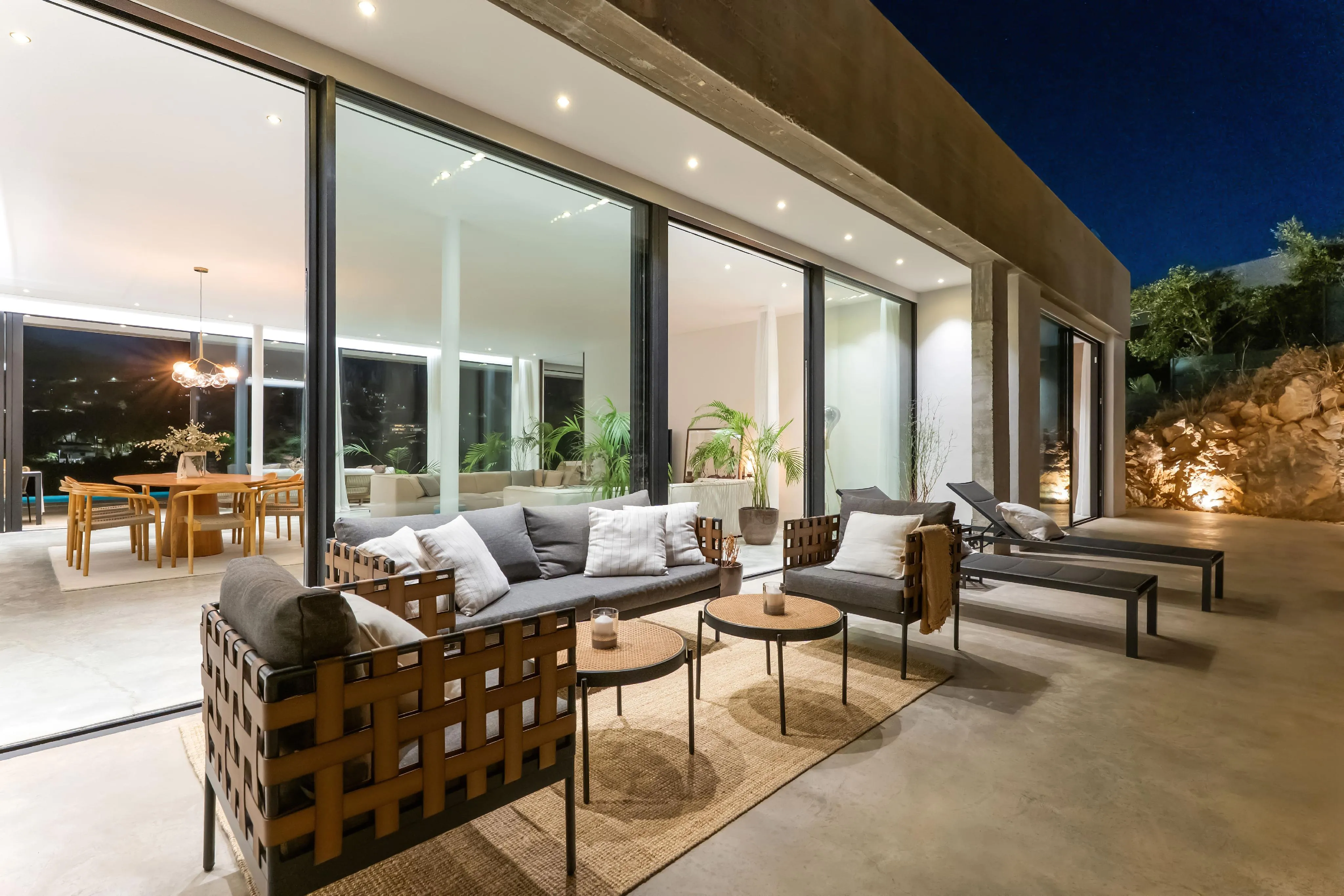 Elegante Villa de Hormigón Arquitectónico en Son Vida-30