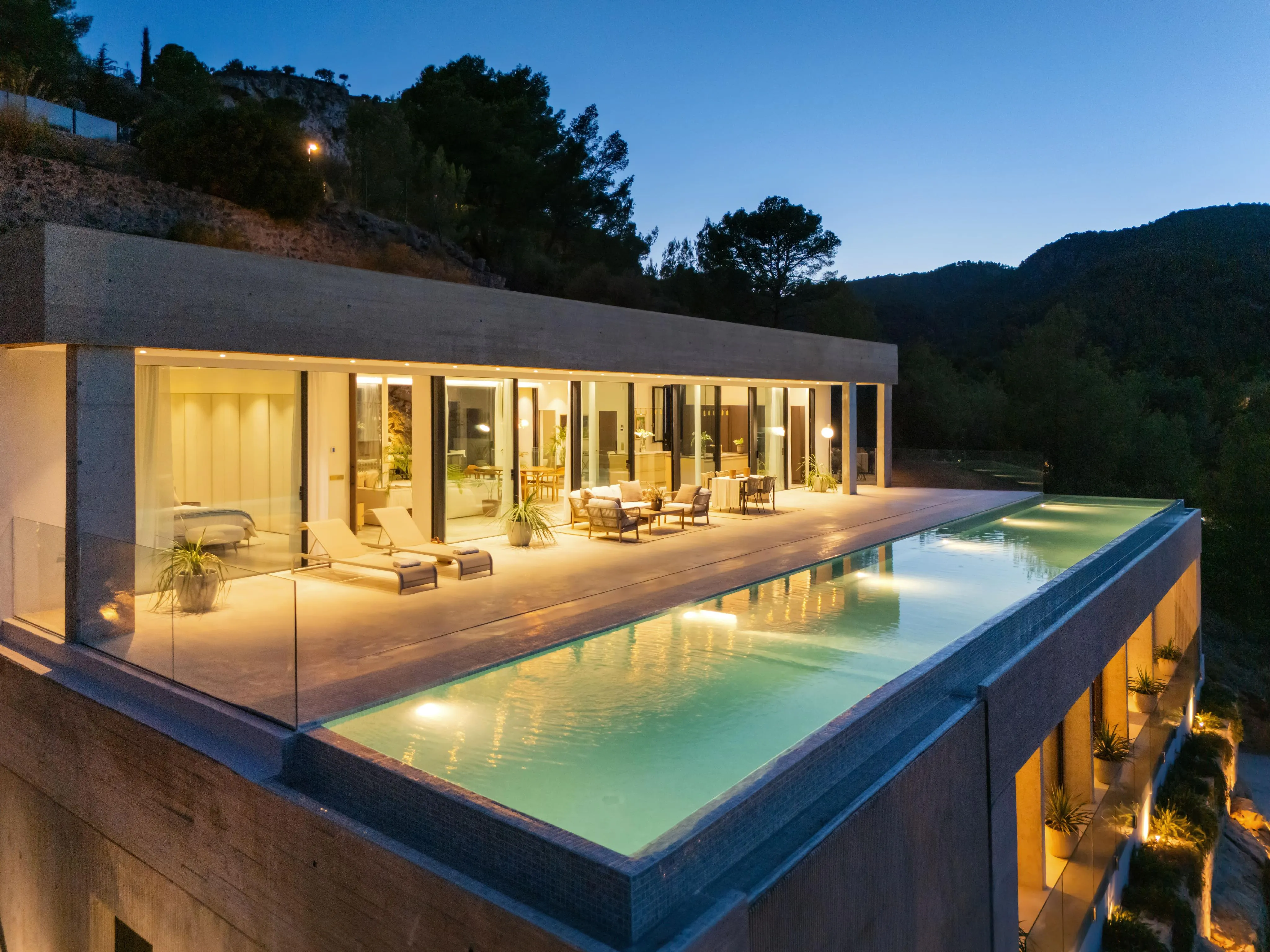 Elegante Villa de Hormigón Arquitectónico en Son Vida-49