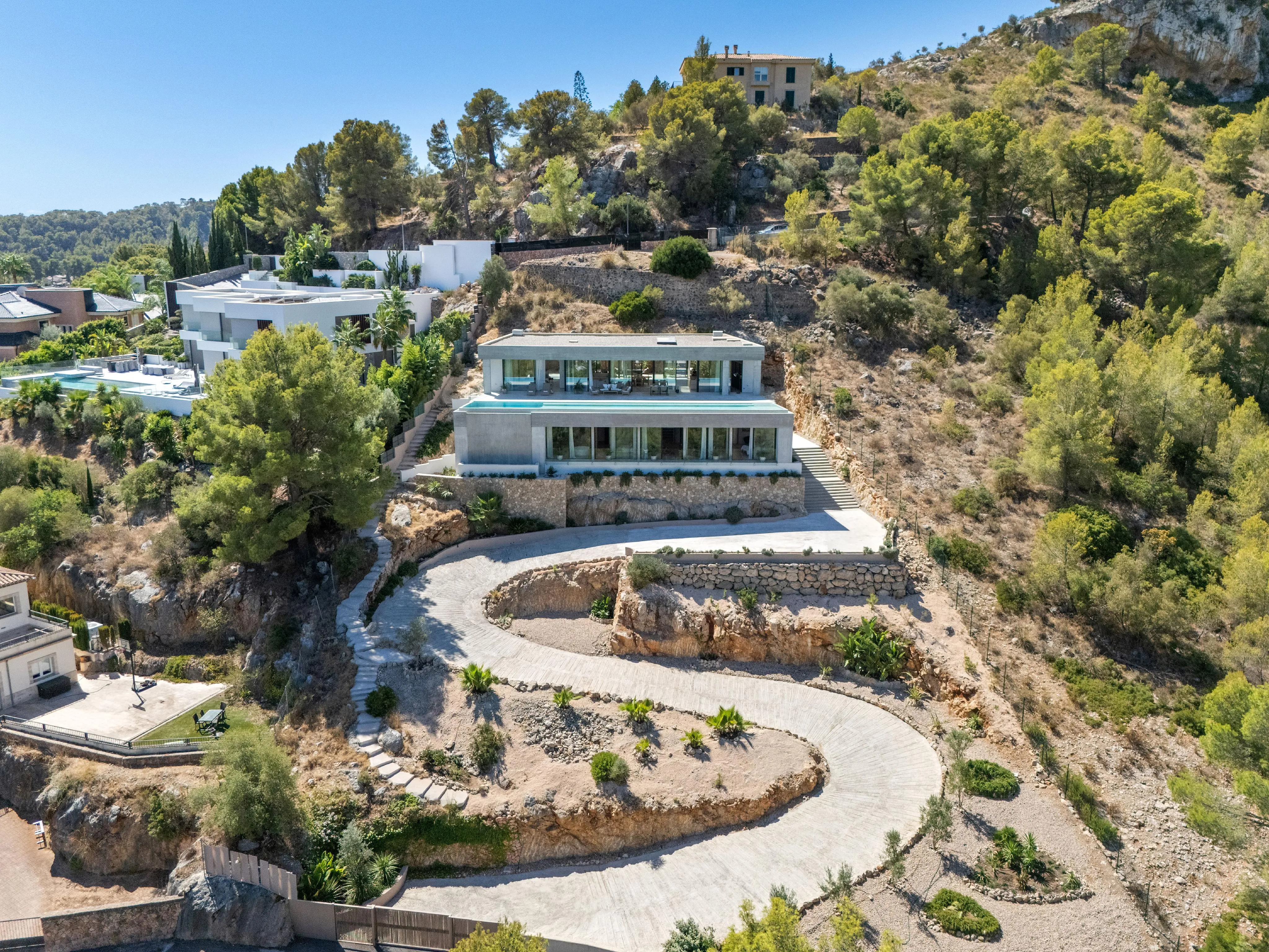 Elegante Villa de Hormigón Arquitectónico en Son Vida-43