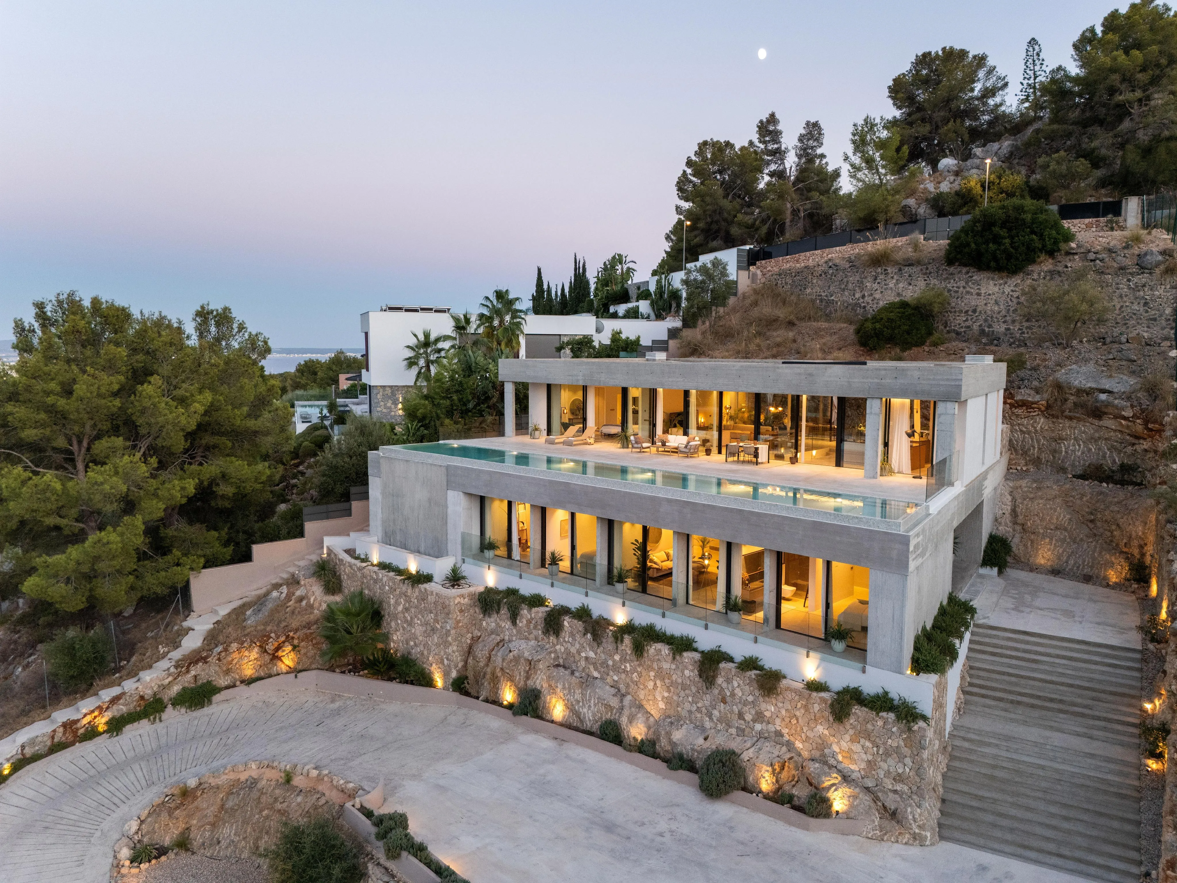 Elegante Villa de Hormigón Arquitectónico en Son Vida-45