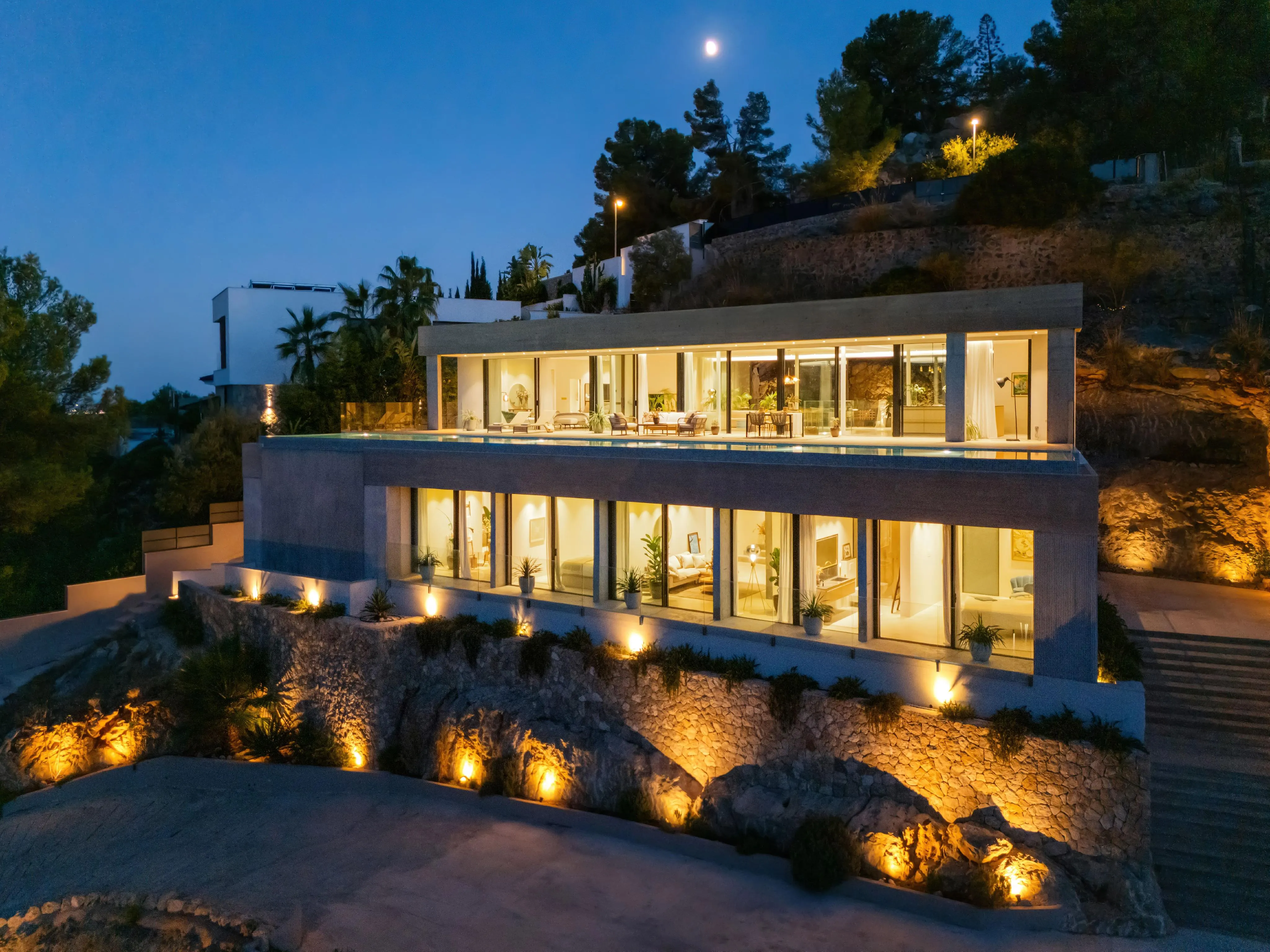 Elegante Villa de Hormigón Arquitectónico en Son Vida-51