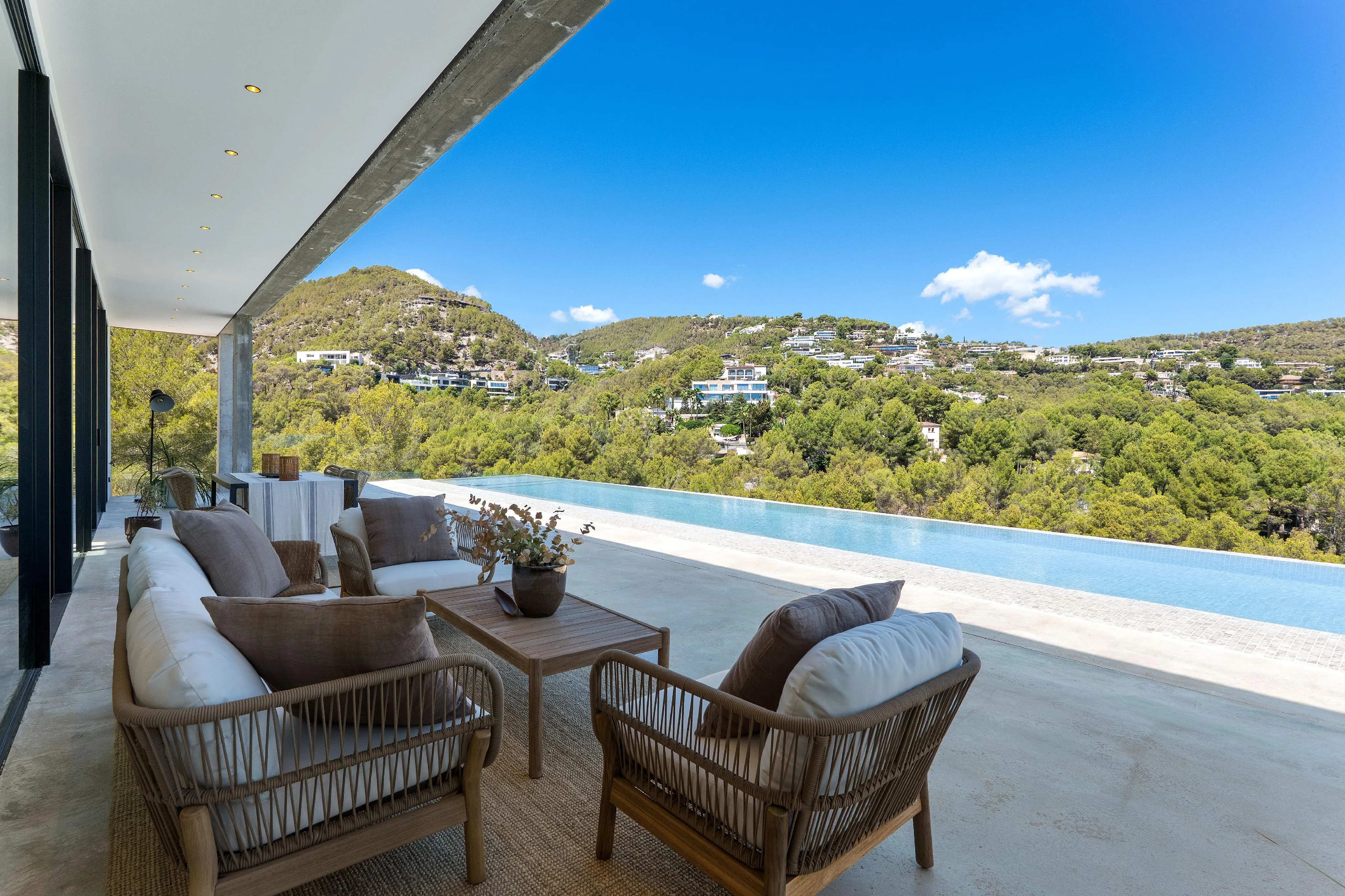 Elegante Villa de Hormigón Arquitectónico en Son Vida-31