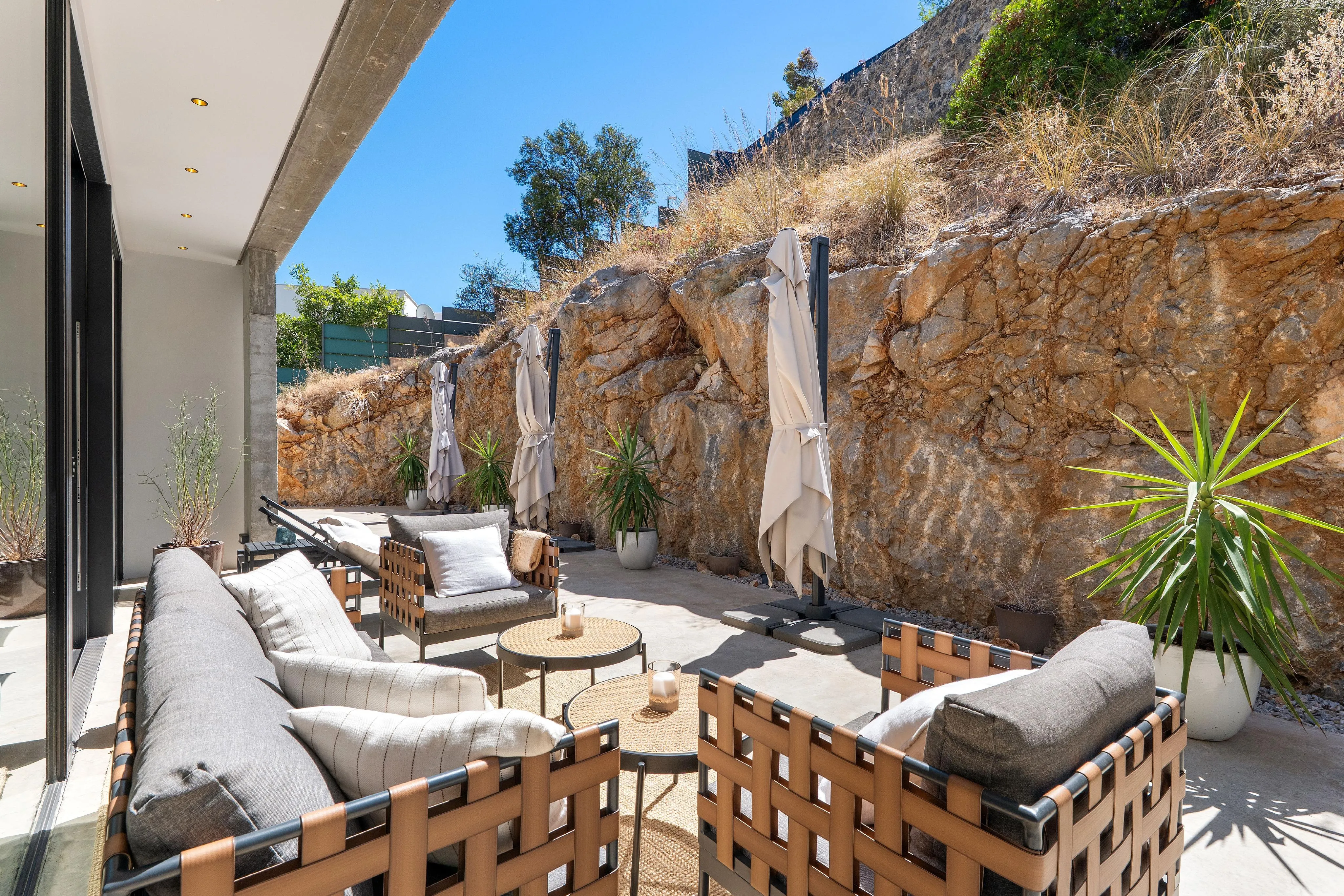 Elegante villa van architectonisch beton in Son Vida-26