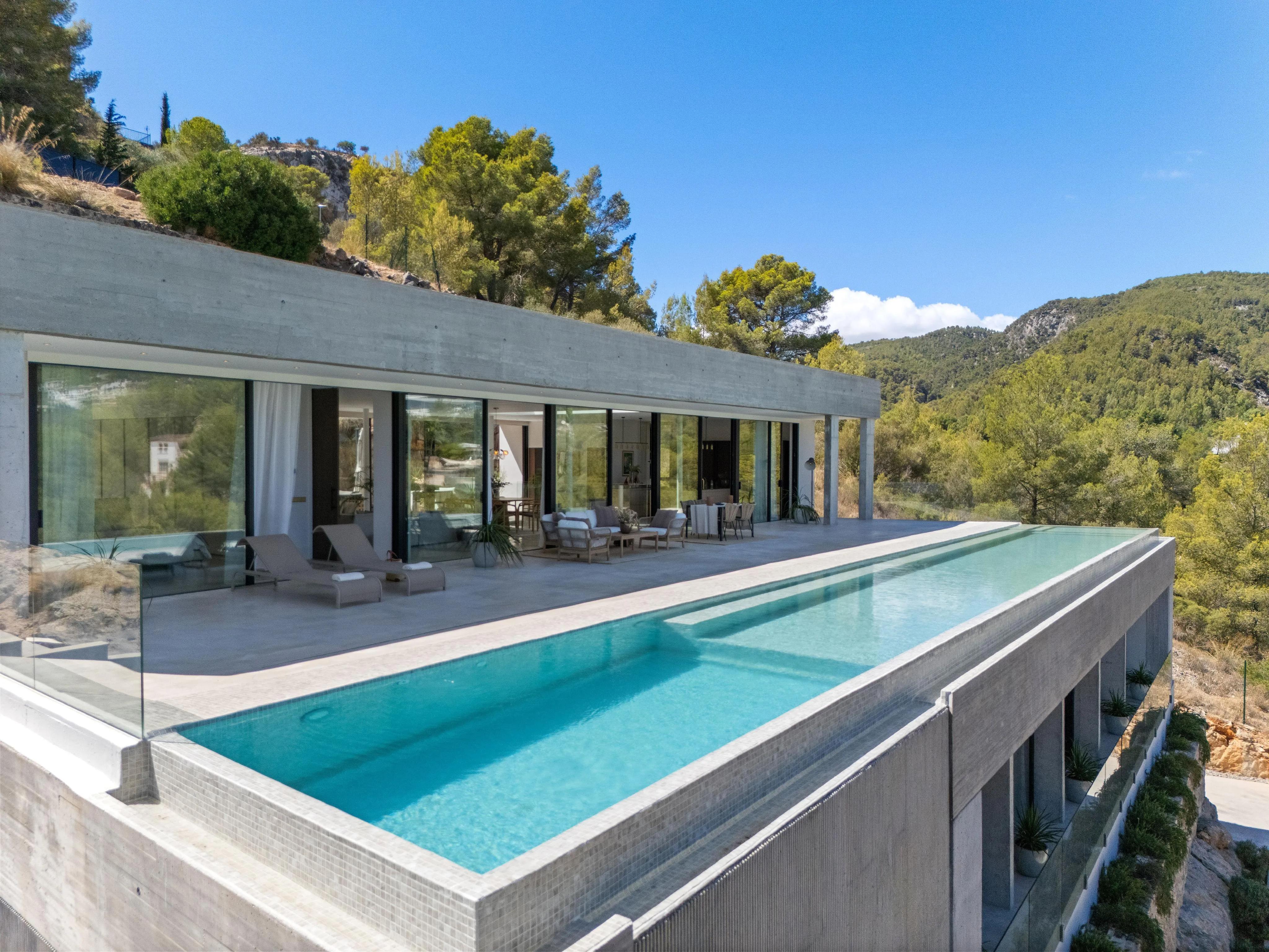 Elegante villa van architectonisch beton in Son Vida-35