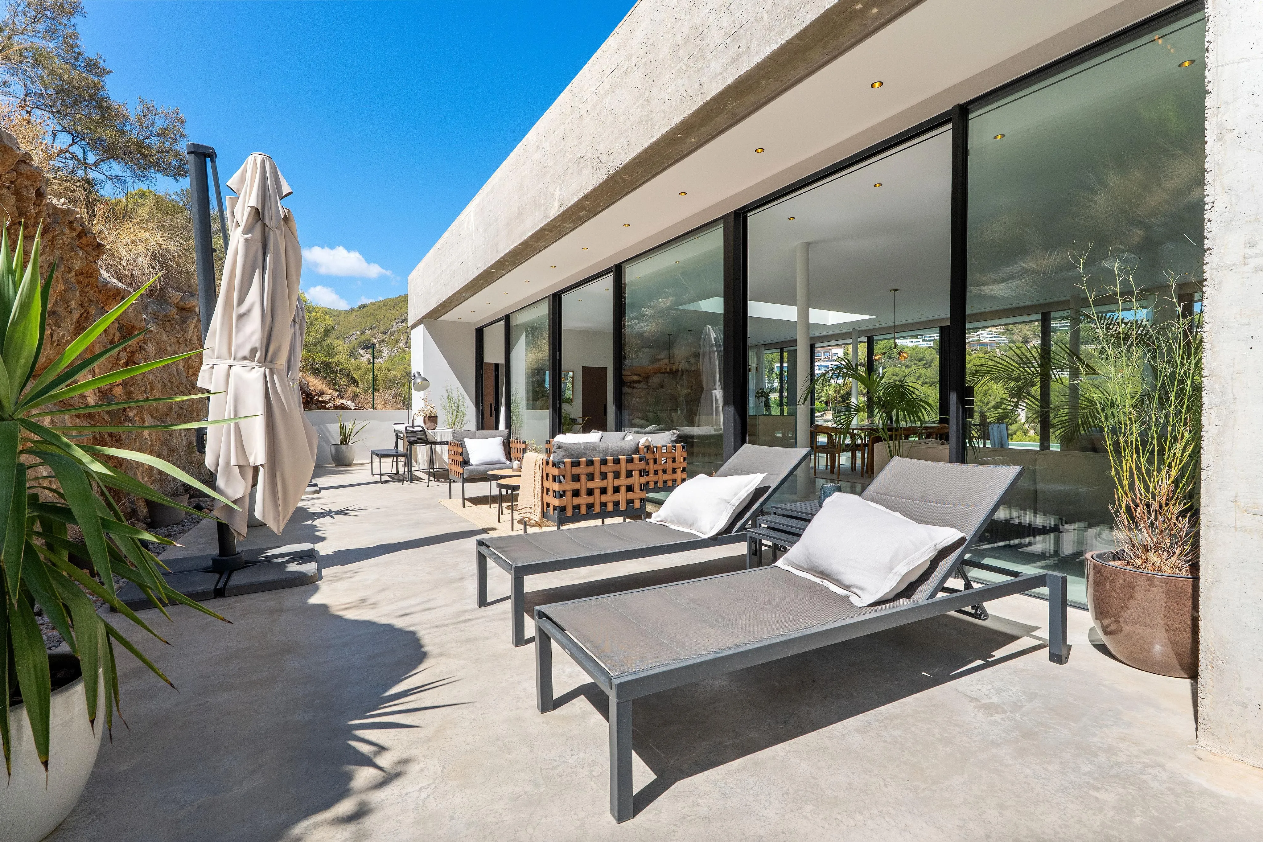 Elegante Villa de Hormigón Arquitectónico en Son Vida-24