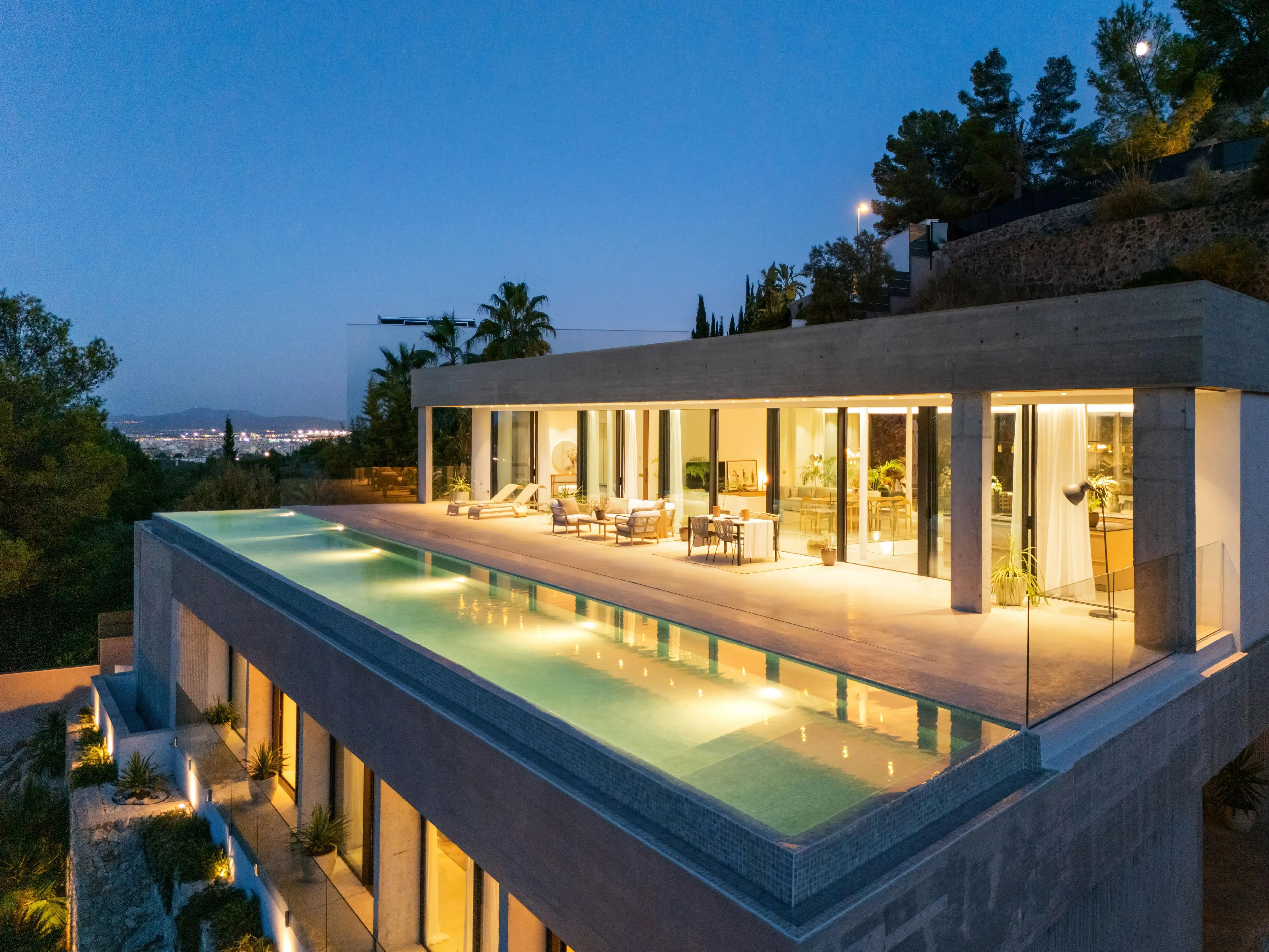 Elegante Villa de Hormigón Arquitectónico en Son Vida-50