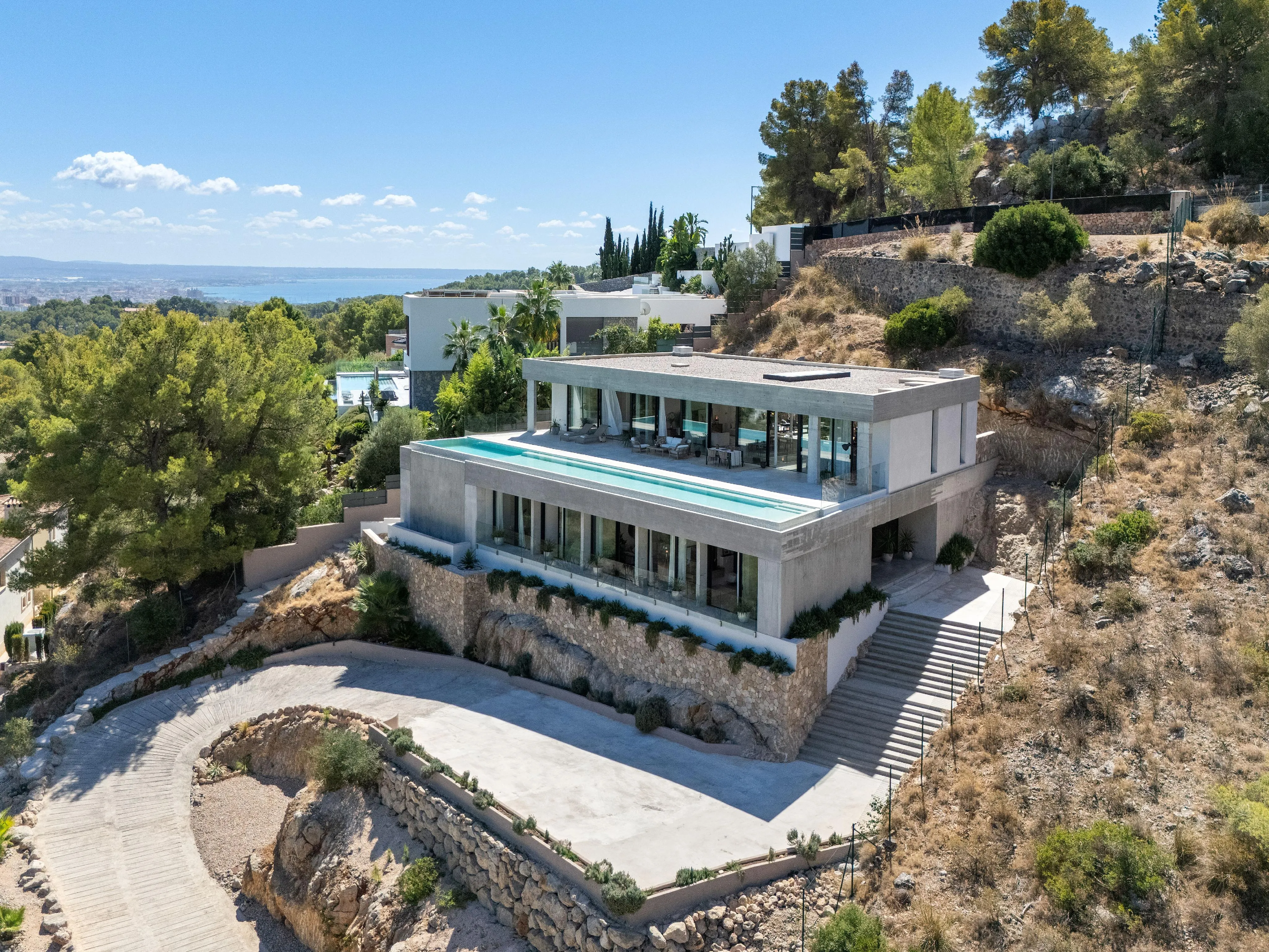 Elegante Villa de Hormigón Arquitectónico en Son Vida-44