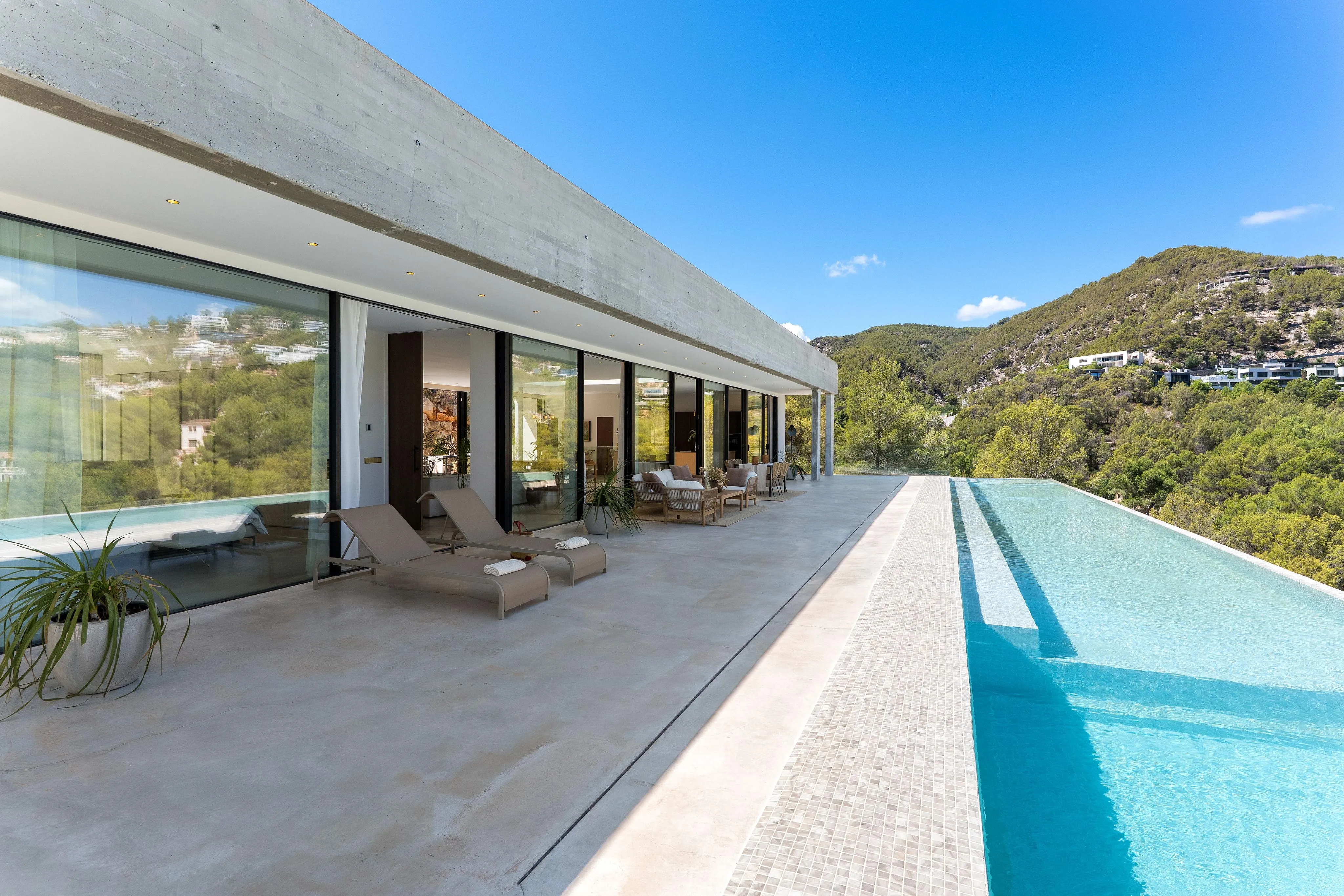 Elegante villa van architectonisch beton in Son Vida-14