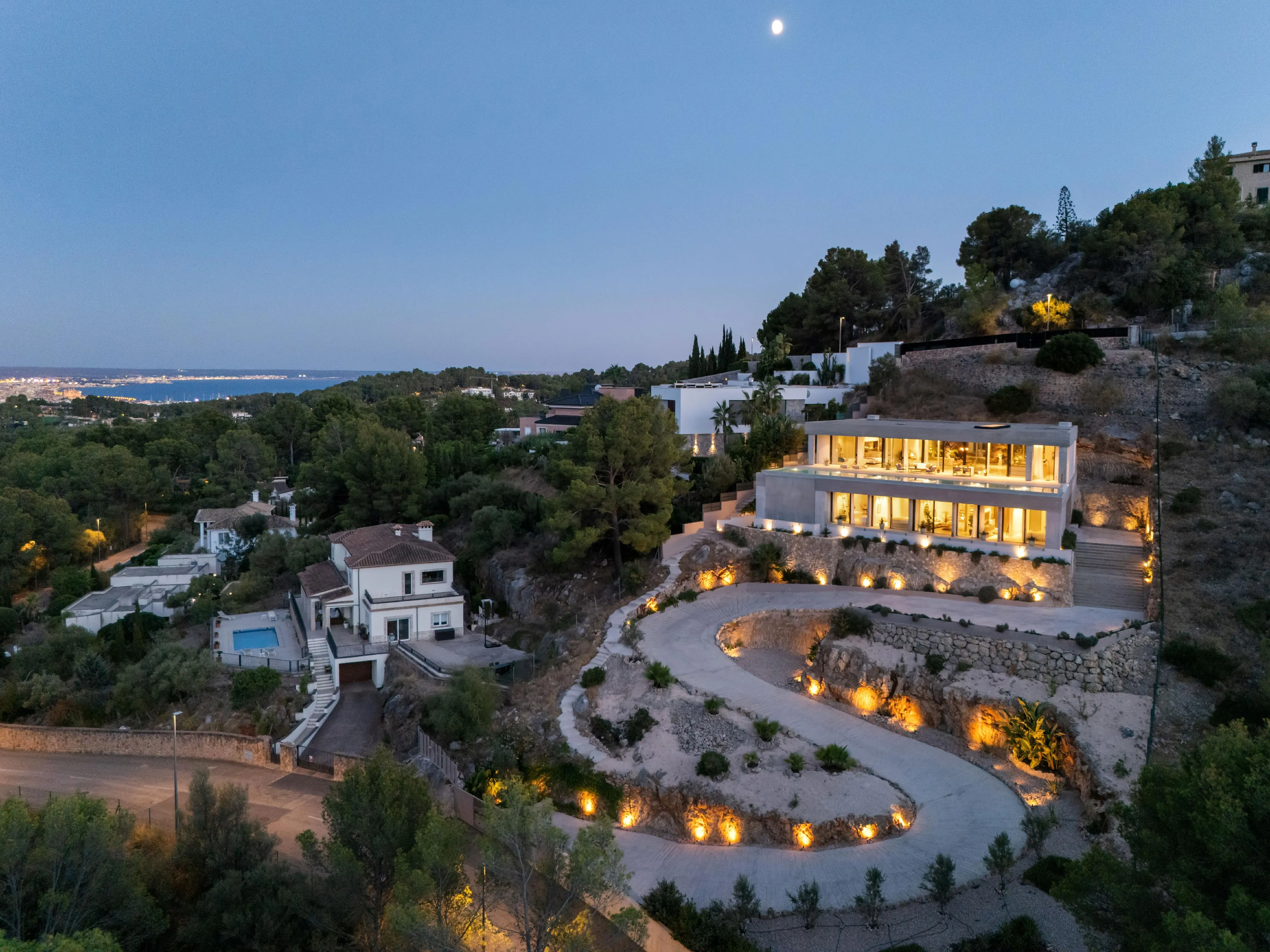 Elegante Villa de Hormigón Arquitectónico en Son Vida-46