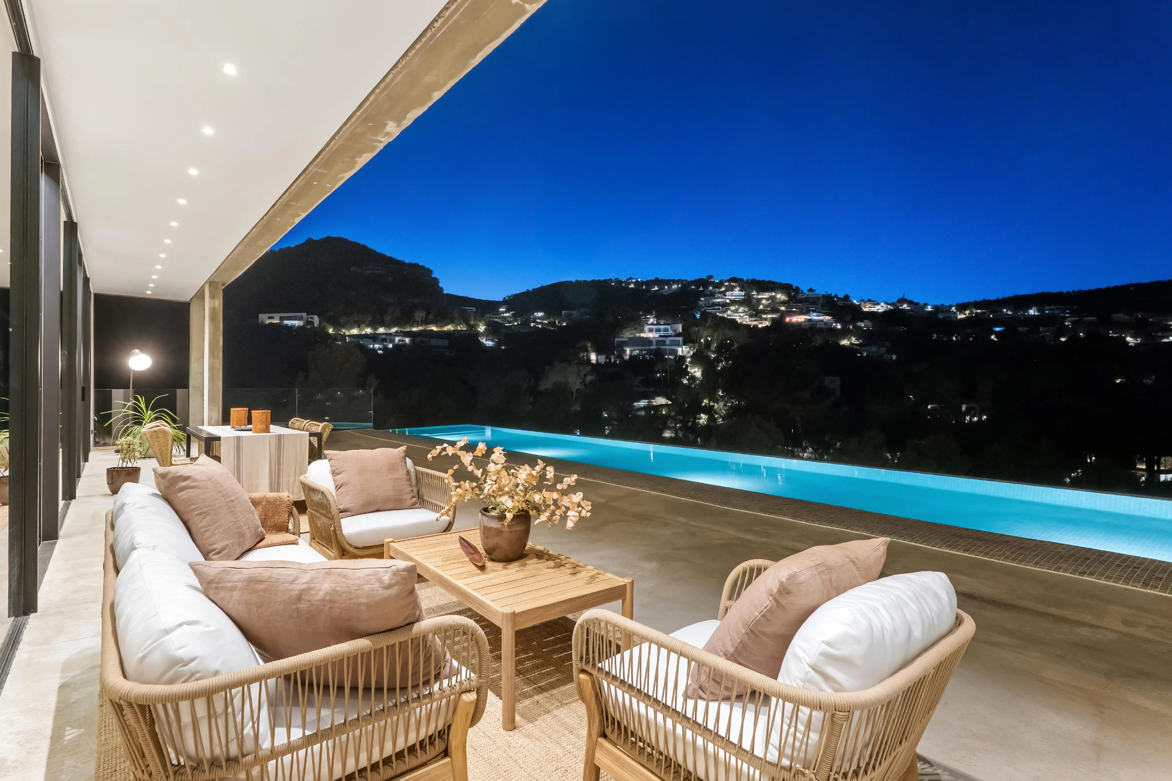 Elegante Villa de Hormigón Arquitectónico en Son Vida-39