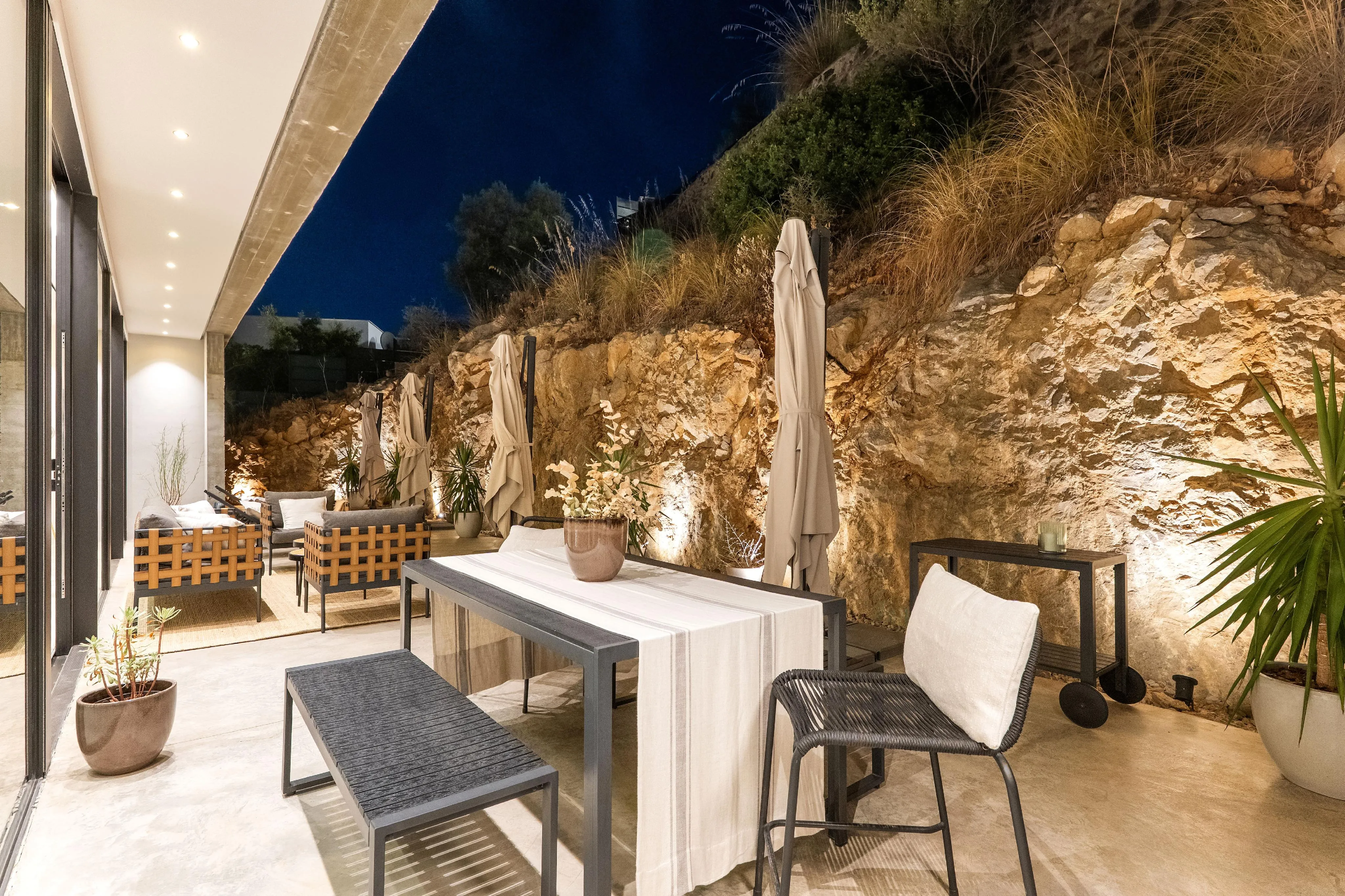 Elegante Villa de Hormigón Arquitectónico en Son Vida-42