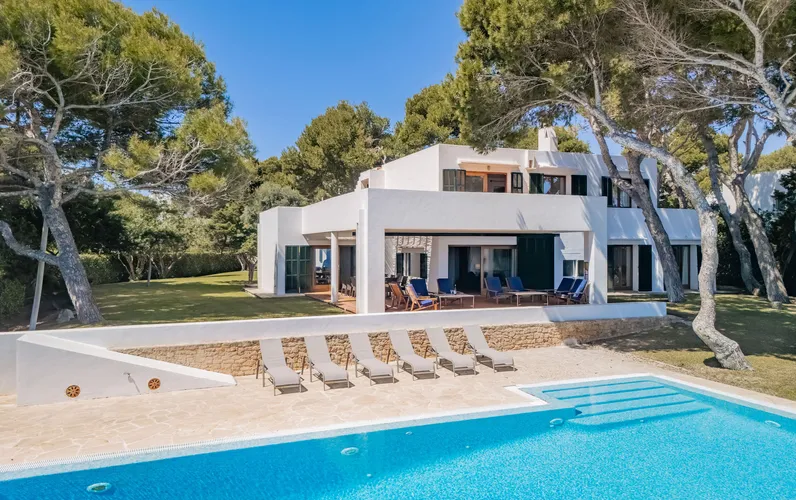 Exklusiv villa i 1:a sjölinjen med licens för semesteruthyrning