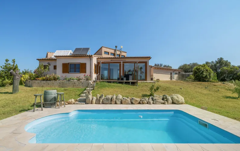 Финка в холмистой местности с прекрасными видами