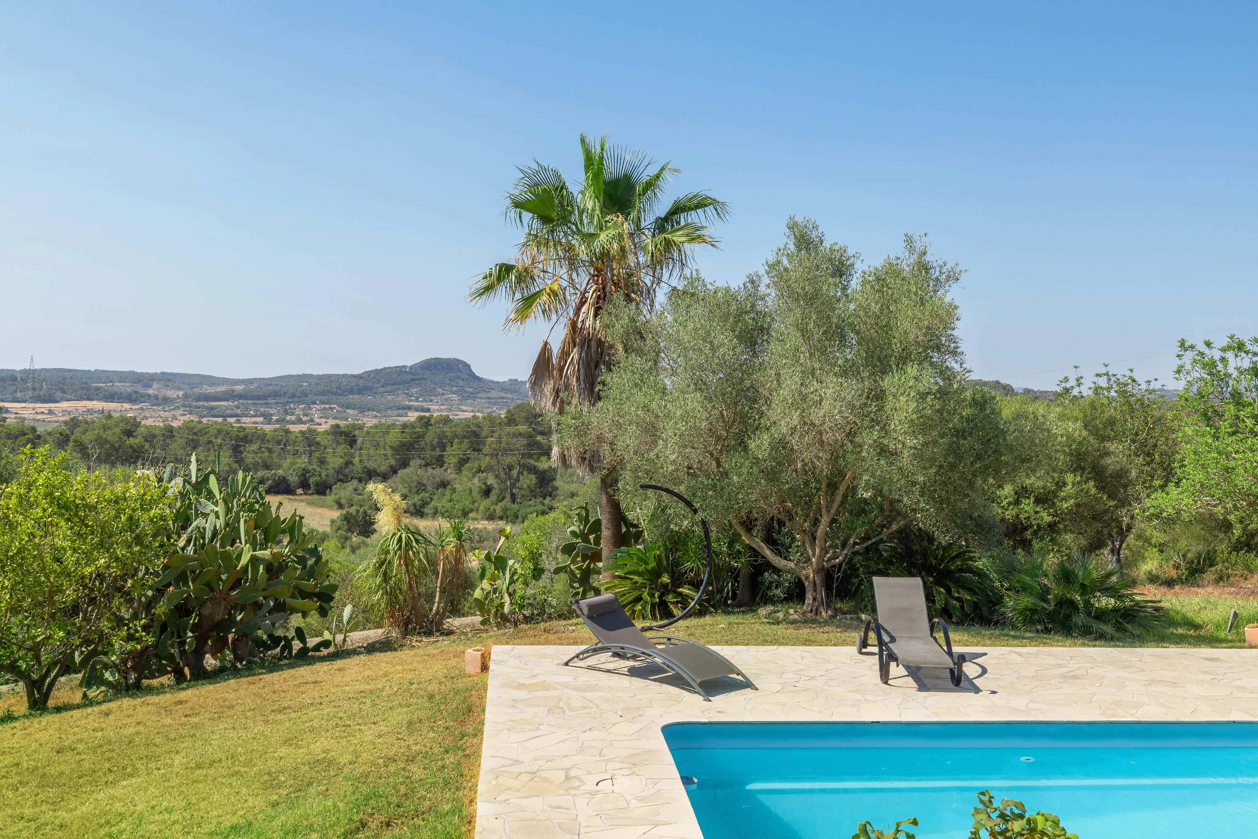 Finca situada en un turó amb vistes de somni-1