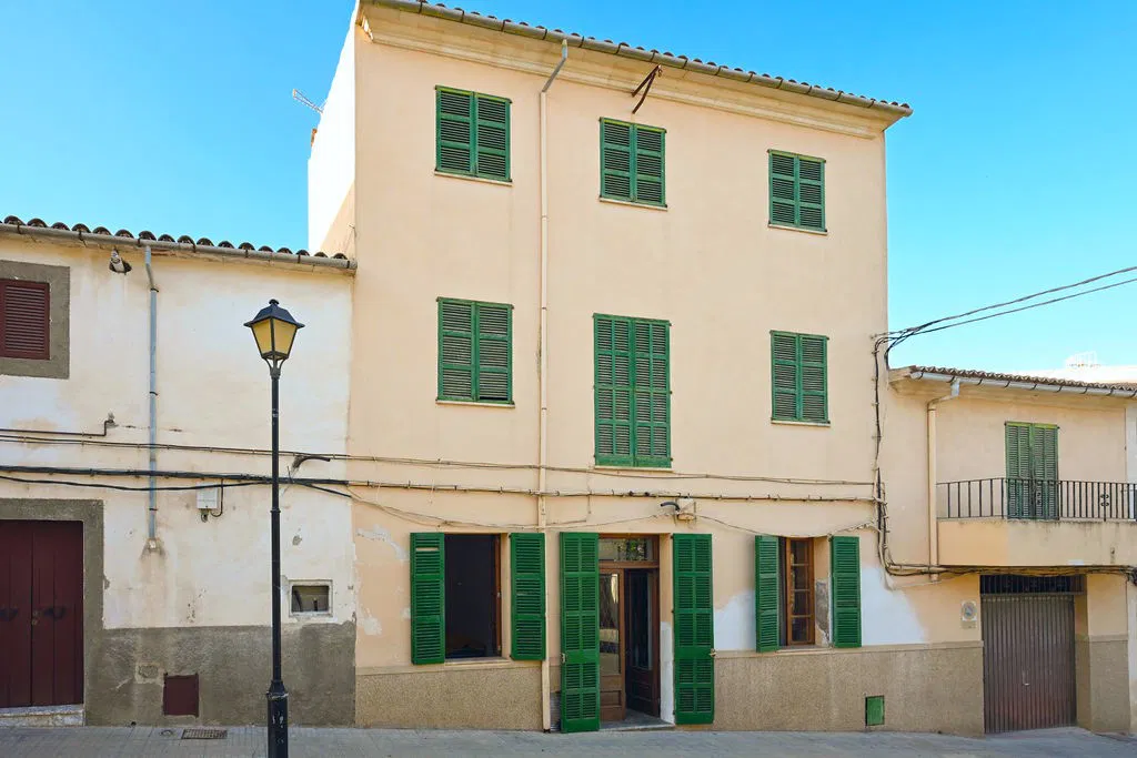 Townhouse in need of renovation in Son Servera-2