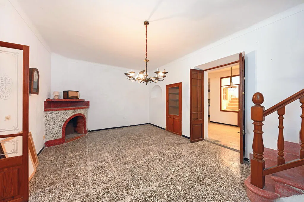 Townhouse in need of renovation in Son Servera-4