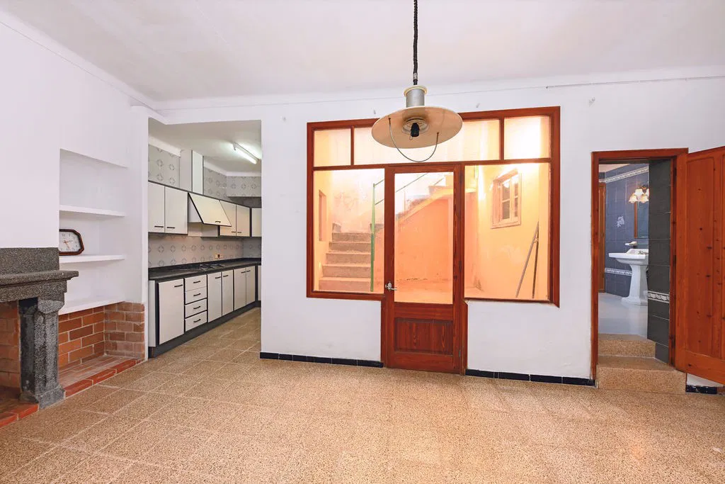 Townhouse in need of renovation in Son Servera-3