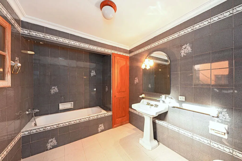 Townhouse in need of renovation in Son Servera-5