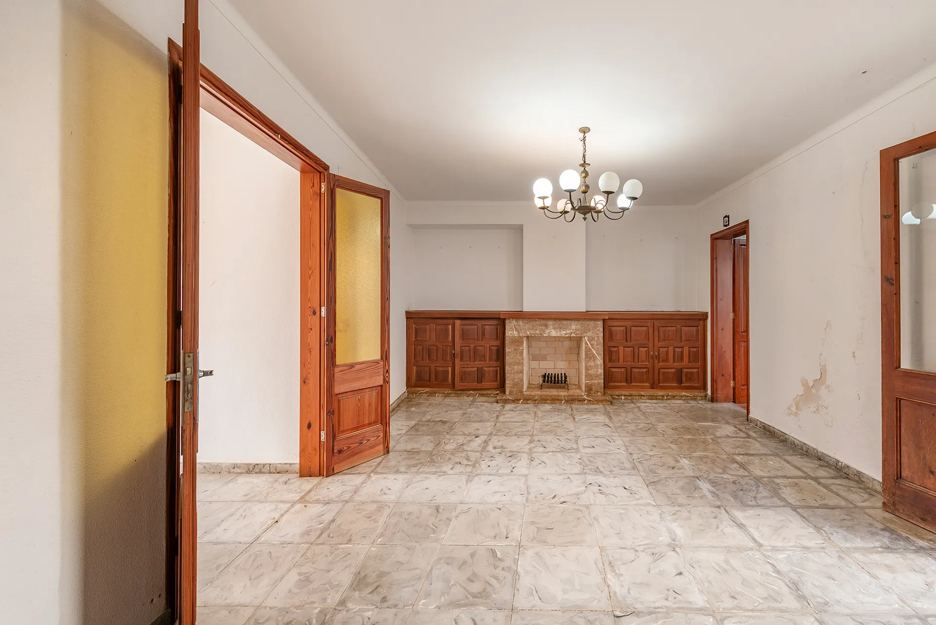 Opportunità di ristrutturazione a Pollença: tanto spazio per la vostra casa dei sogni-3