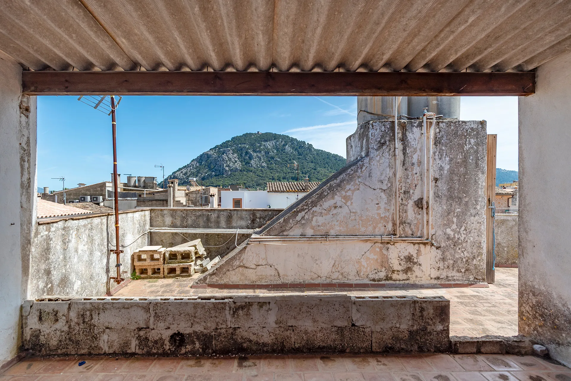 Opportunità di ristrutturazione a Pollença: tanto spazio per la vostra casa dei sogni-8