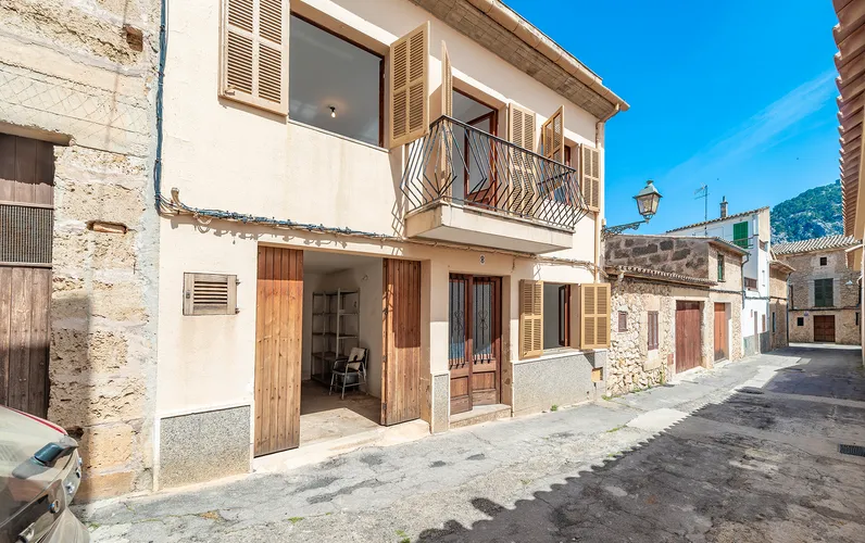 Opportunità di ristrutturazione a Pollença: tanto spazio per la vostra casa dei sogni