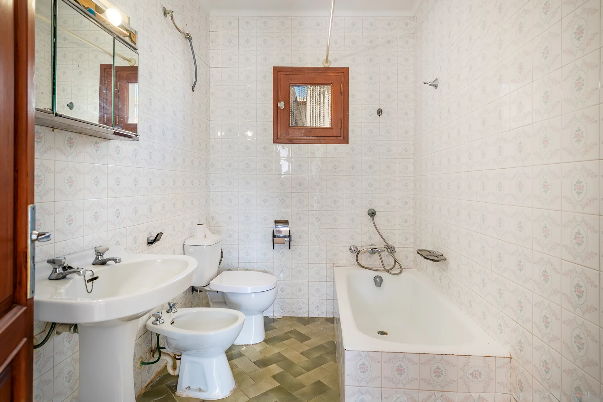 Opportunità di ristrutturazione a Pollença: tanto spazio per la vostra casa dei sogni-11