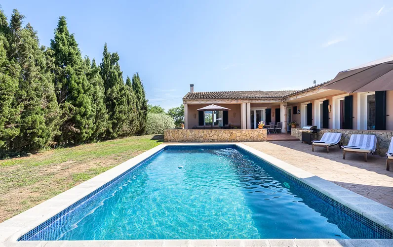 Одноэтажный загородный дом с хорошим ремонтом