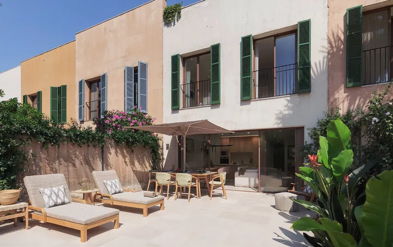 Maison de ville neuve exclusive de style méditerranéen avec piscine et garage