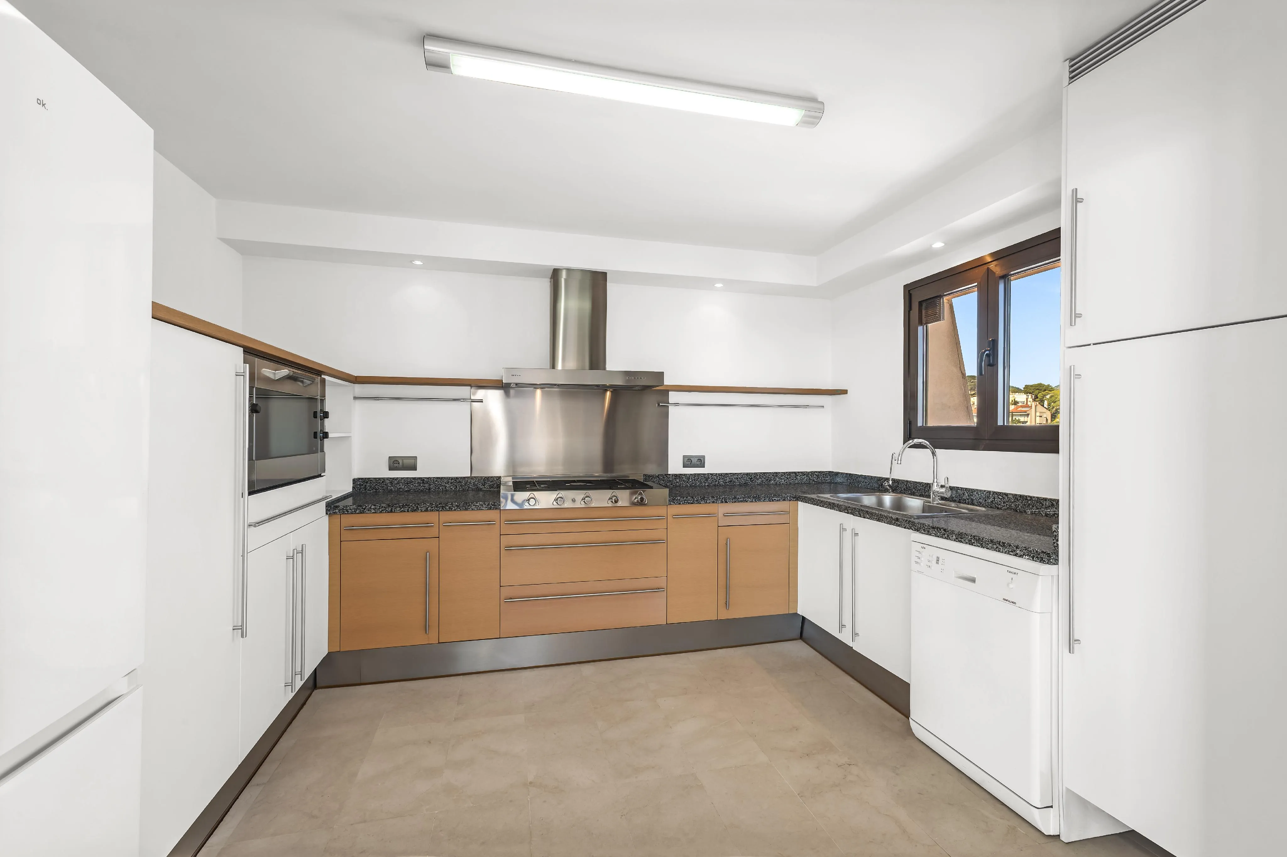 Wonderful Penthouse with spectacular sea and city views-5