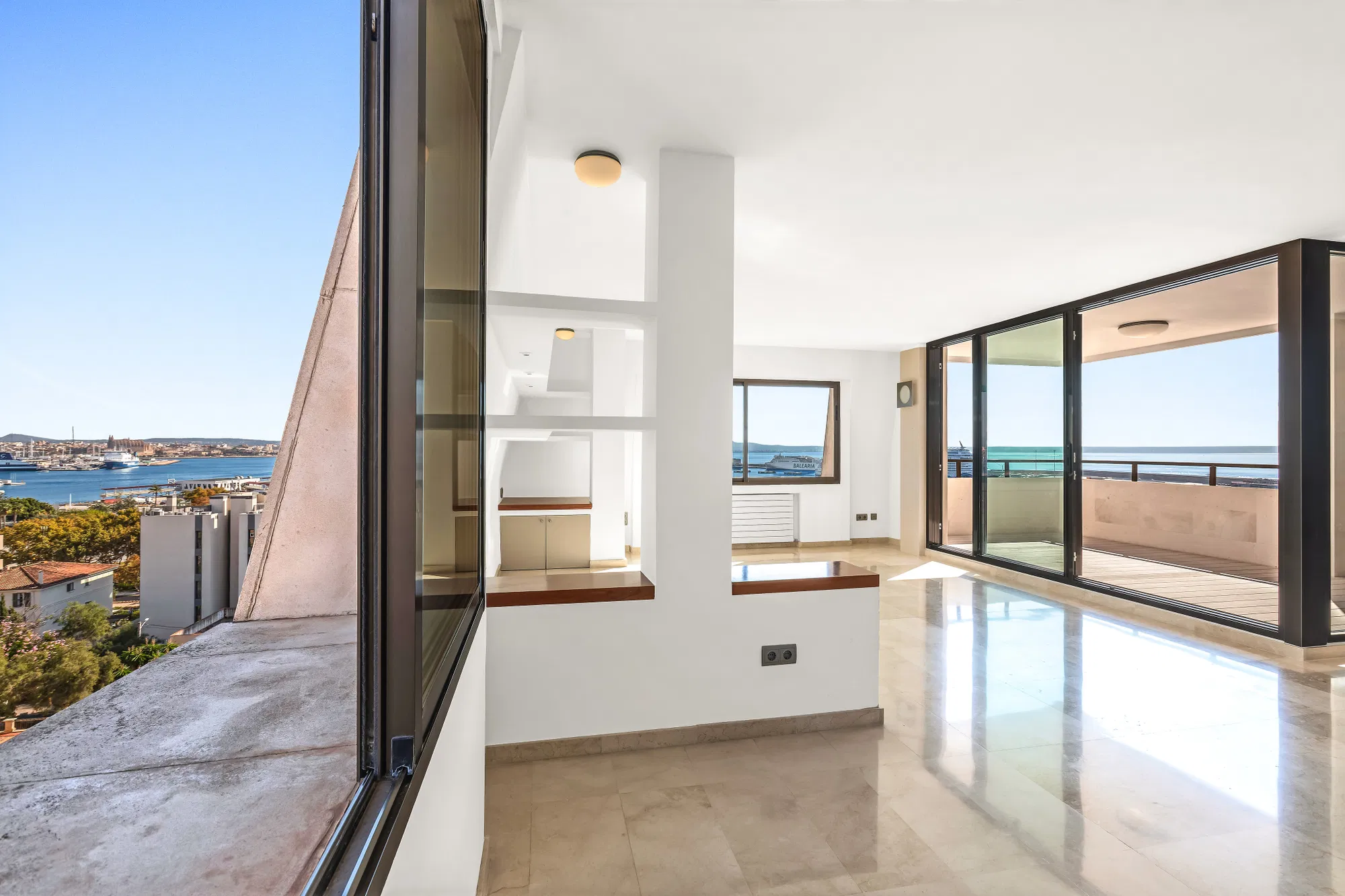Wonderful Penthouse with spectacular sea and city views-4