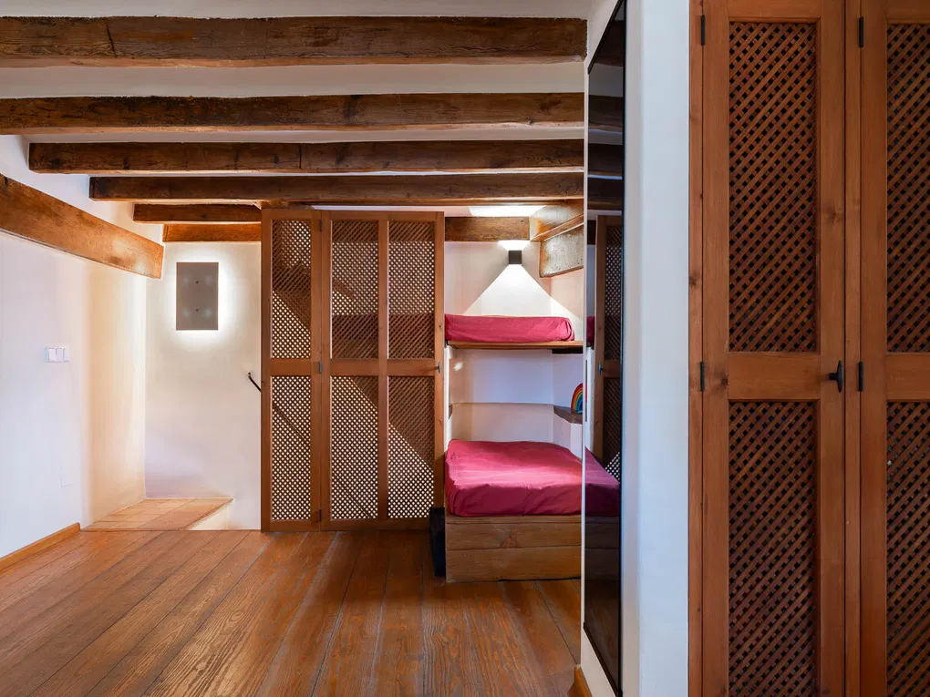 Exceptional apartment with house feeling-8