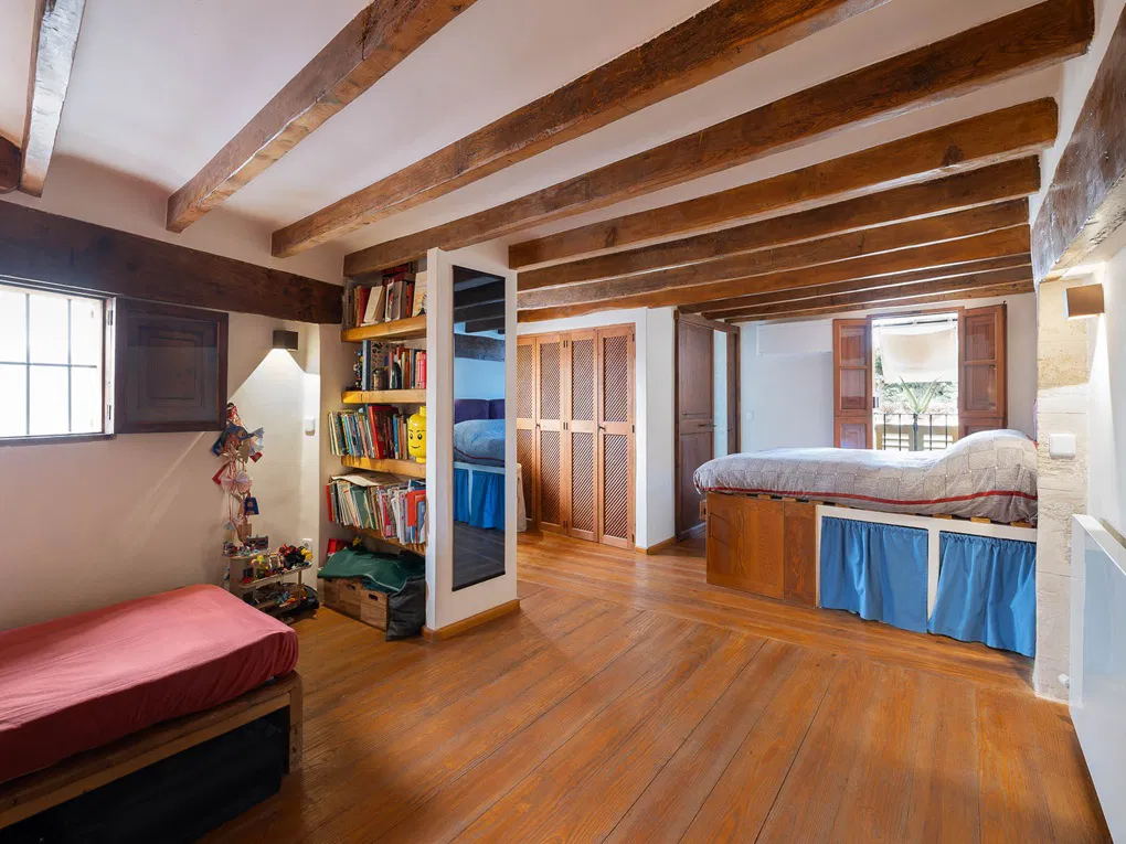 Exceptional apartment with house feeling-6