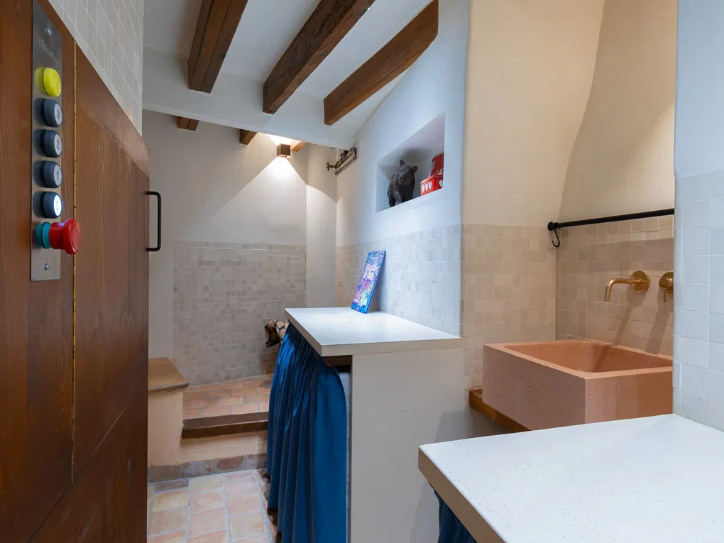 Exceptional apartment with house feeling-10