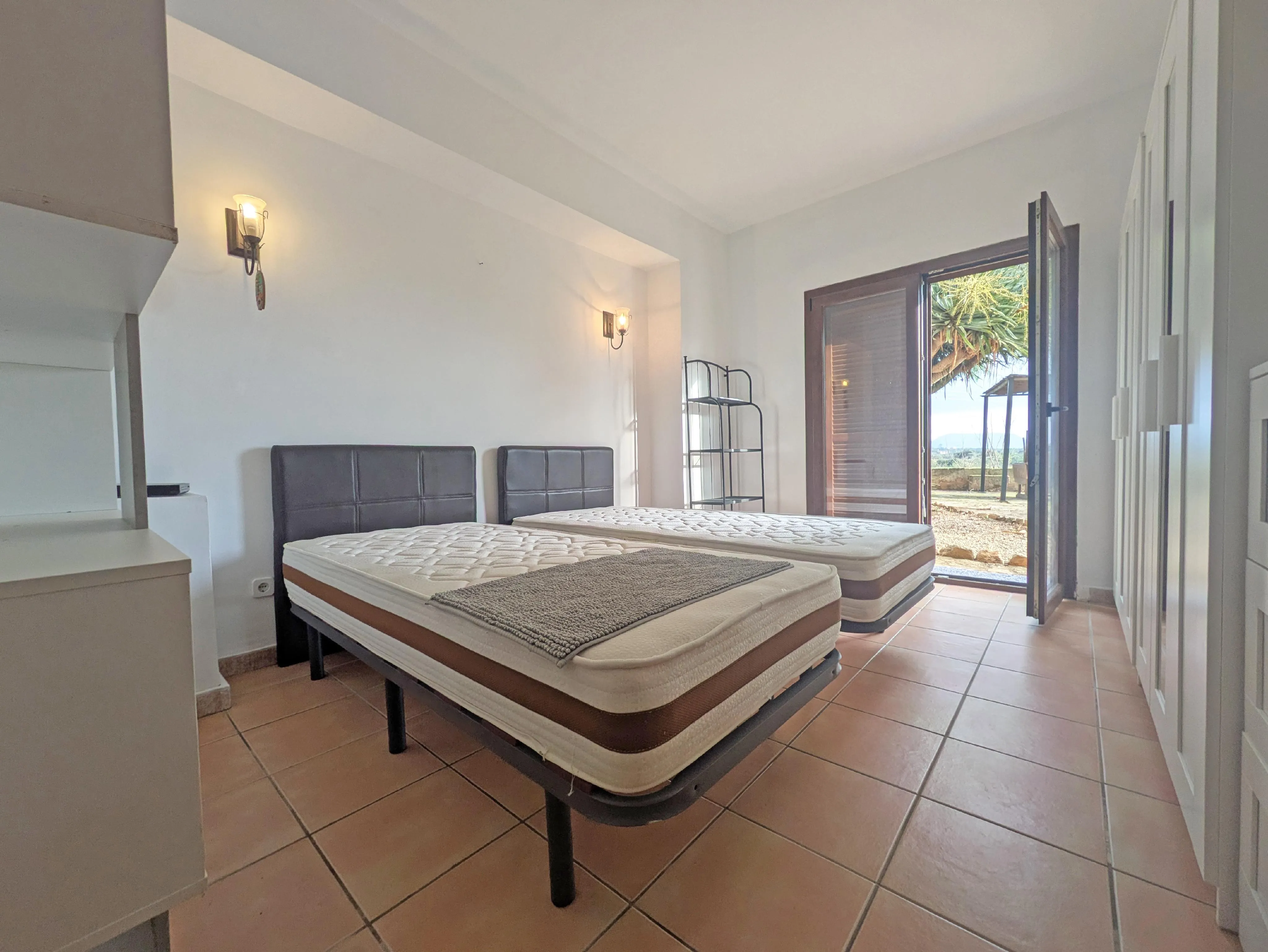 Charmante Erdgeschosswohnung mit Pool und Garten-11