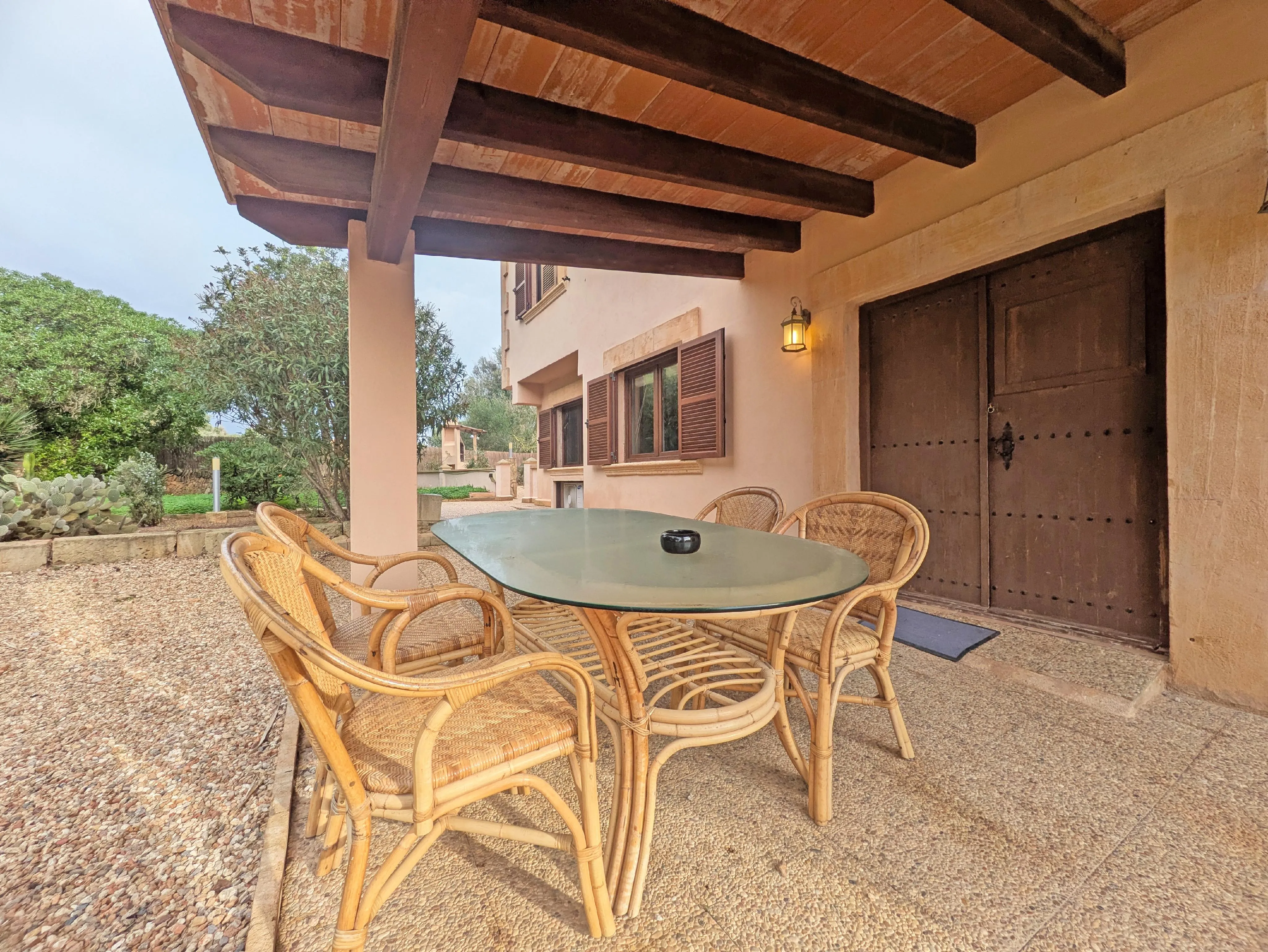 Charmante Erdgeschosswohnung mit Pool und Garten-3