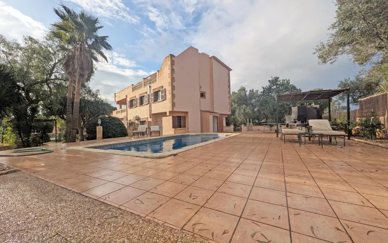 Charming Ground floor with pool and garden