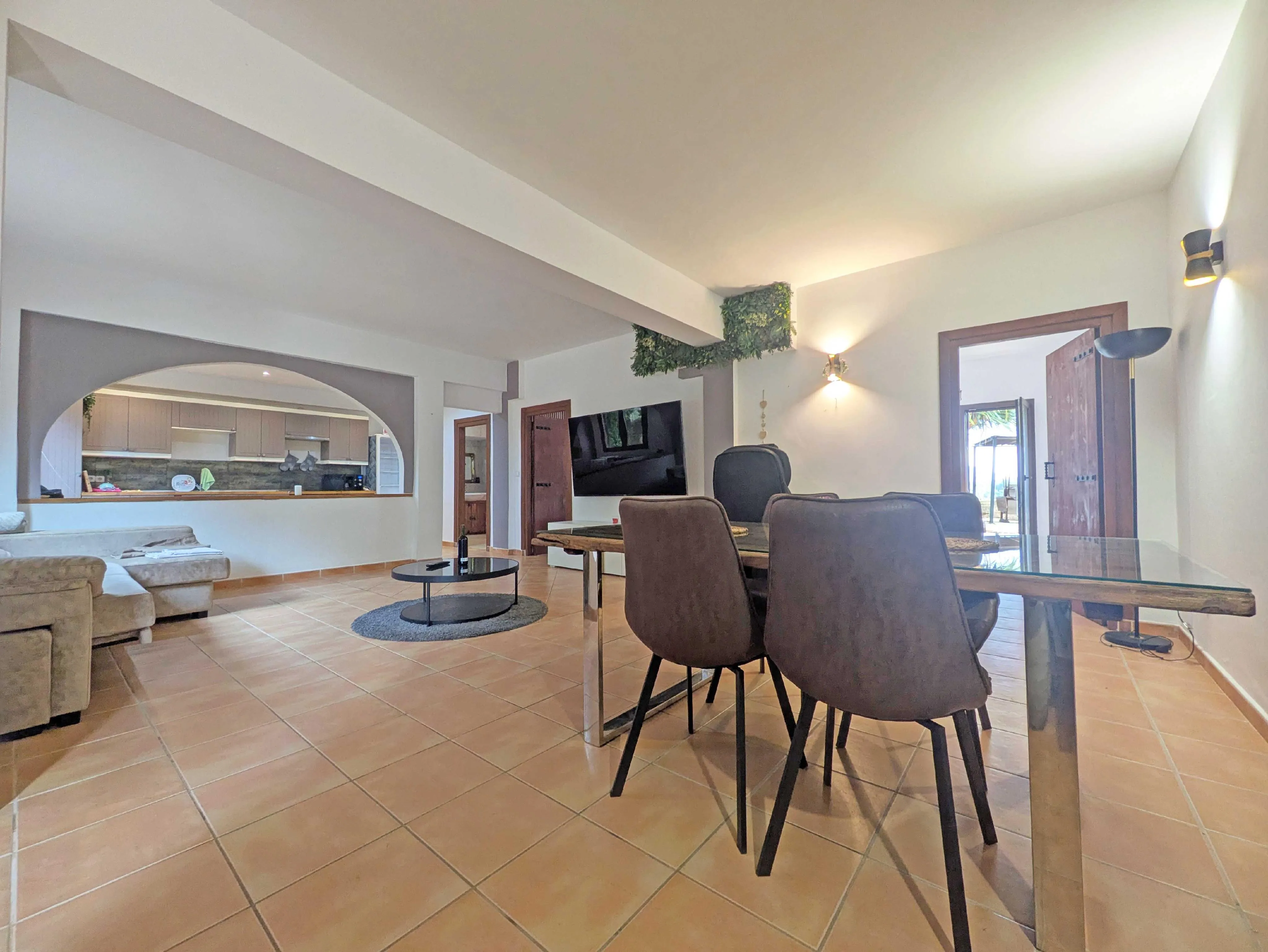 Charmante Erdgeschosswohnung mit Pool und Garten-8