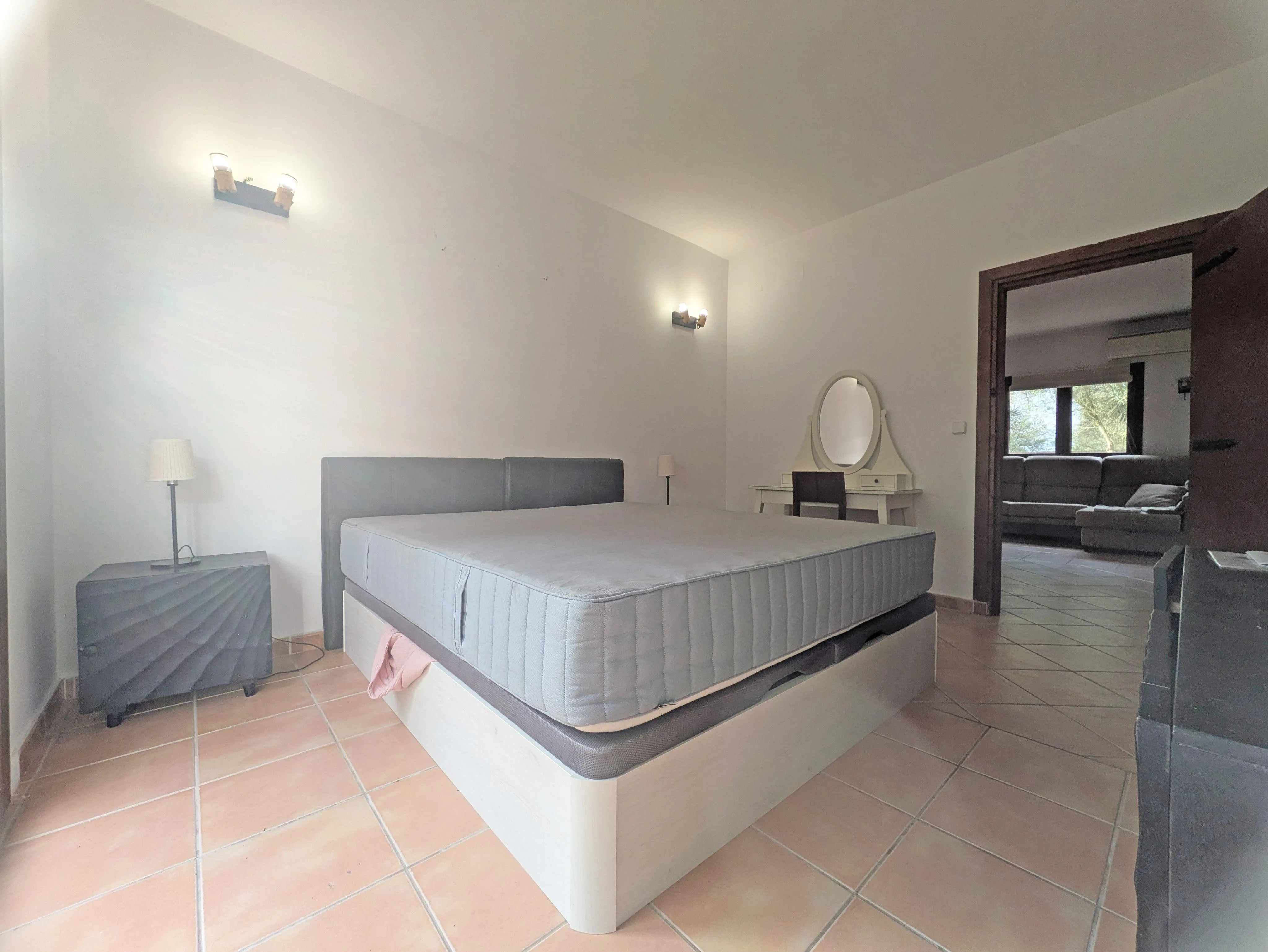 Charmante Erdgeschosswohnung mit Pool und Garten-10