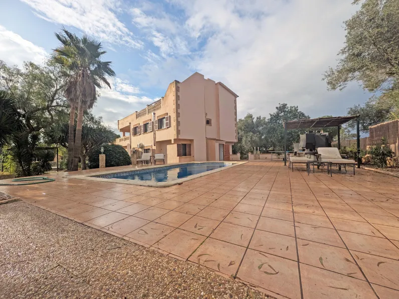 Charmante Erdgeschosswohnung mit Pool und Garten