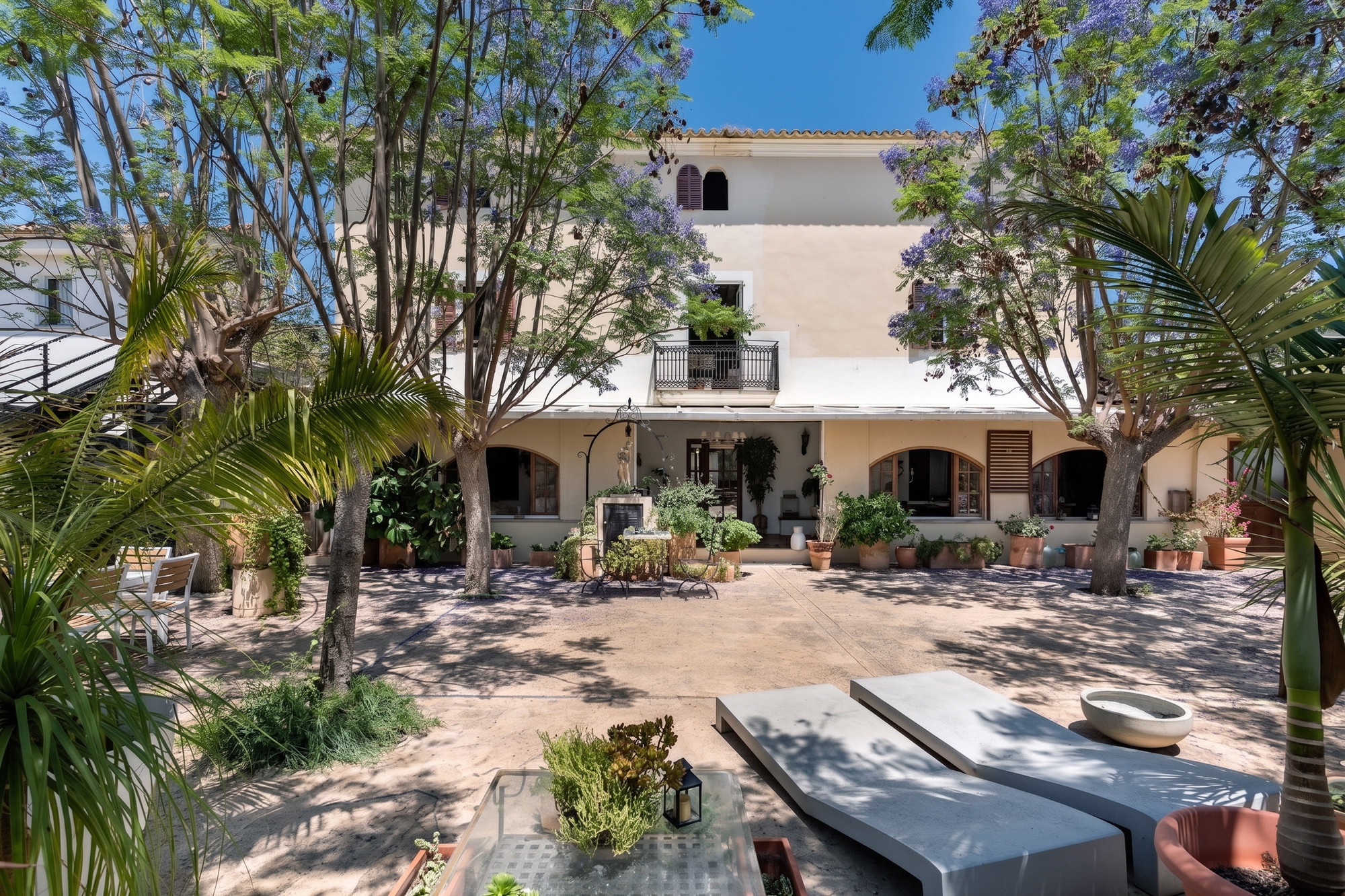 Spacious townhouse with courtyard terrace and guest apartment