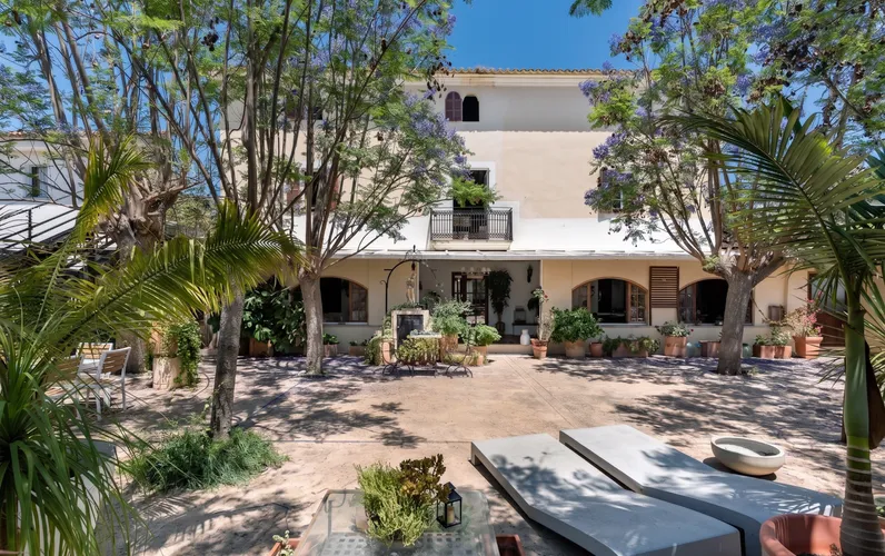 Amplia casa de pueblo con patio y apartamento de invitados