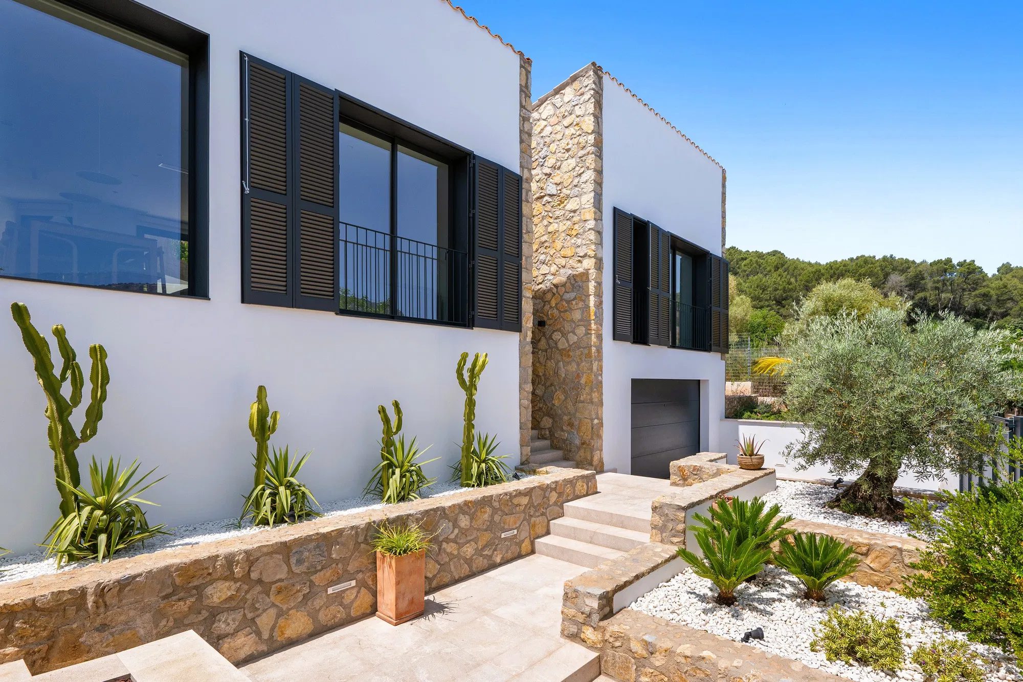 Modern detached house with a fantastic mountain panorama in Esporles-1