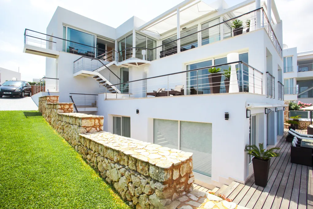 Elegant villa med pool och havsutsikt vid hamnen-17